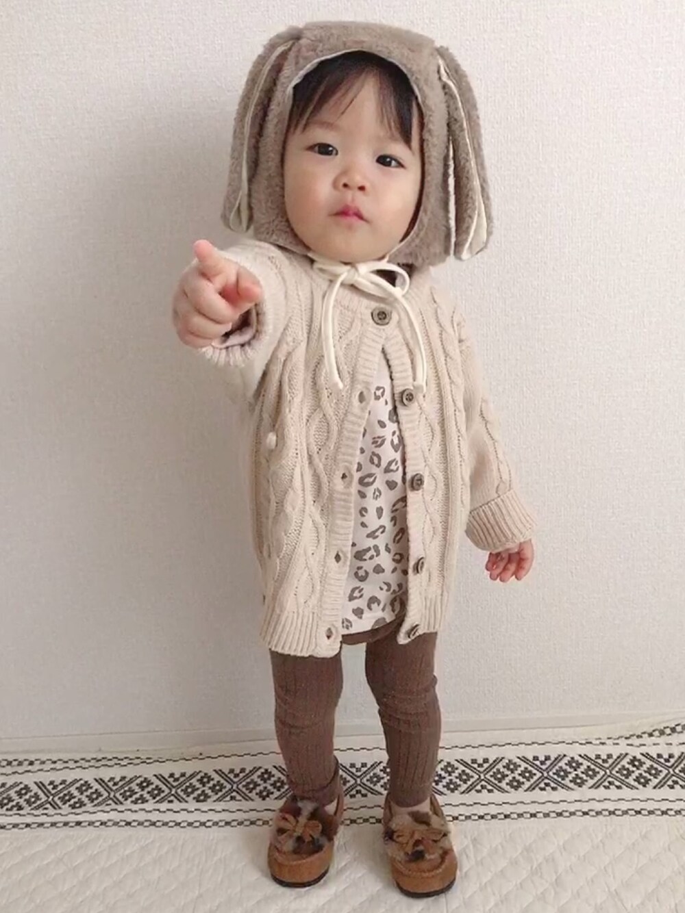 「冬コーデ、おしゃれさんと繋がりたい、男の子、ケーブルニット、ニットカーディガン、カーディガン、男の子コーデ、ブラウンコーデ、テータテート、うさ耳」｜「futafutaのアイテム（モカシン/デッキシューズ、ブラウン系）」を使った、ｔａｉｓｅｉ𓆉さん（キッズ・90cm）の秋コーディネートの1枚目の写真