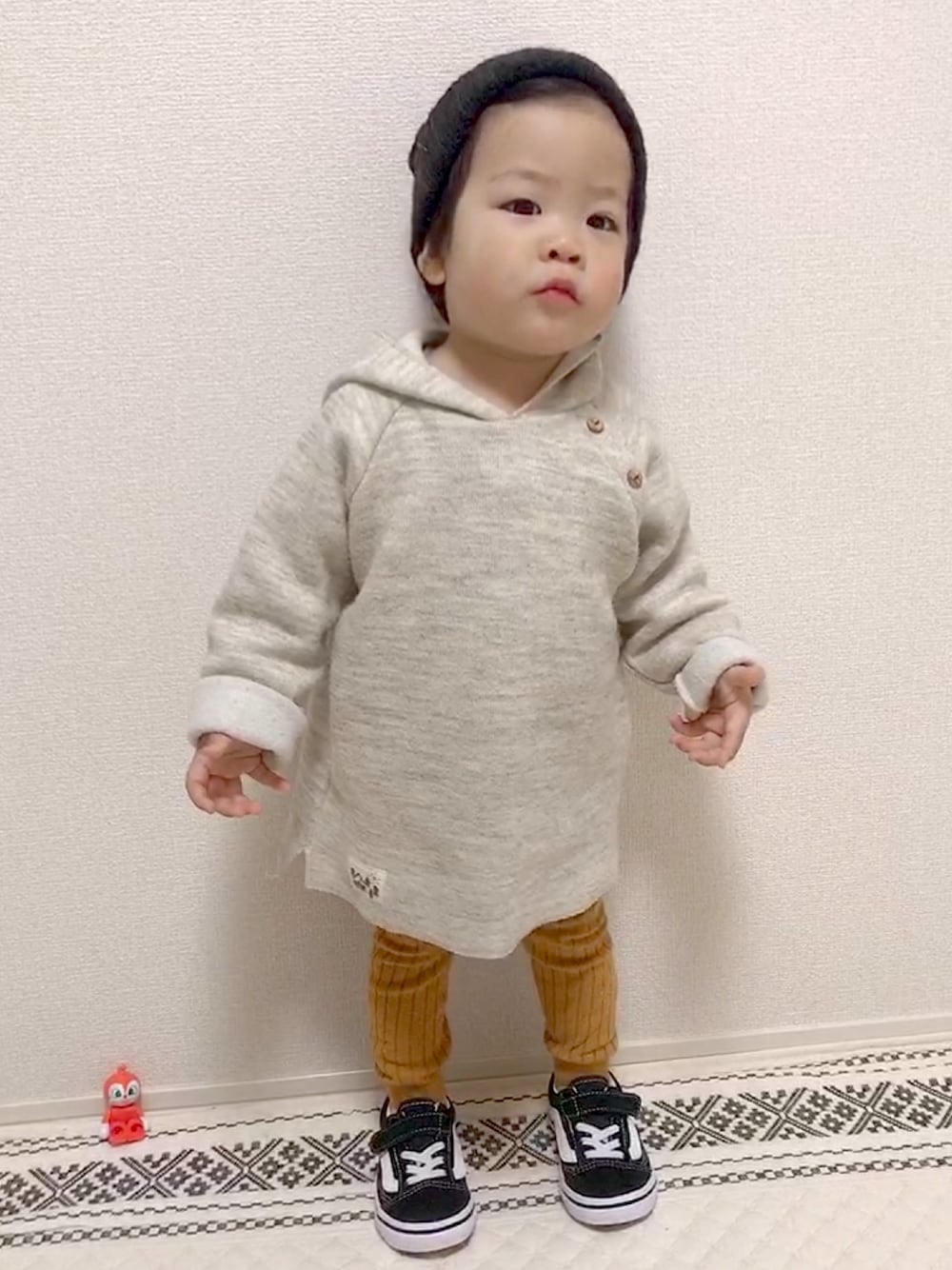 「ニット帽、カジュアル、セールで買いました、ZARA、ニットパーカー、パーカー、ZARA KIDS、オーバーサイズ、オールドスクール、VANS」｜「ZARA KIDSのアイテム（ニット/セーター、グレー系）」を使った、ｔａｉｓｅｉ𓆉さん（キッズ・90cm）の冬コーディネートの1枚目の写真