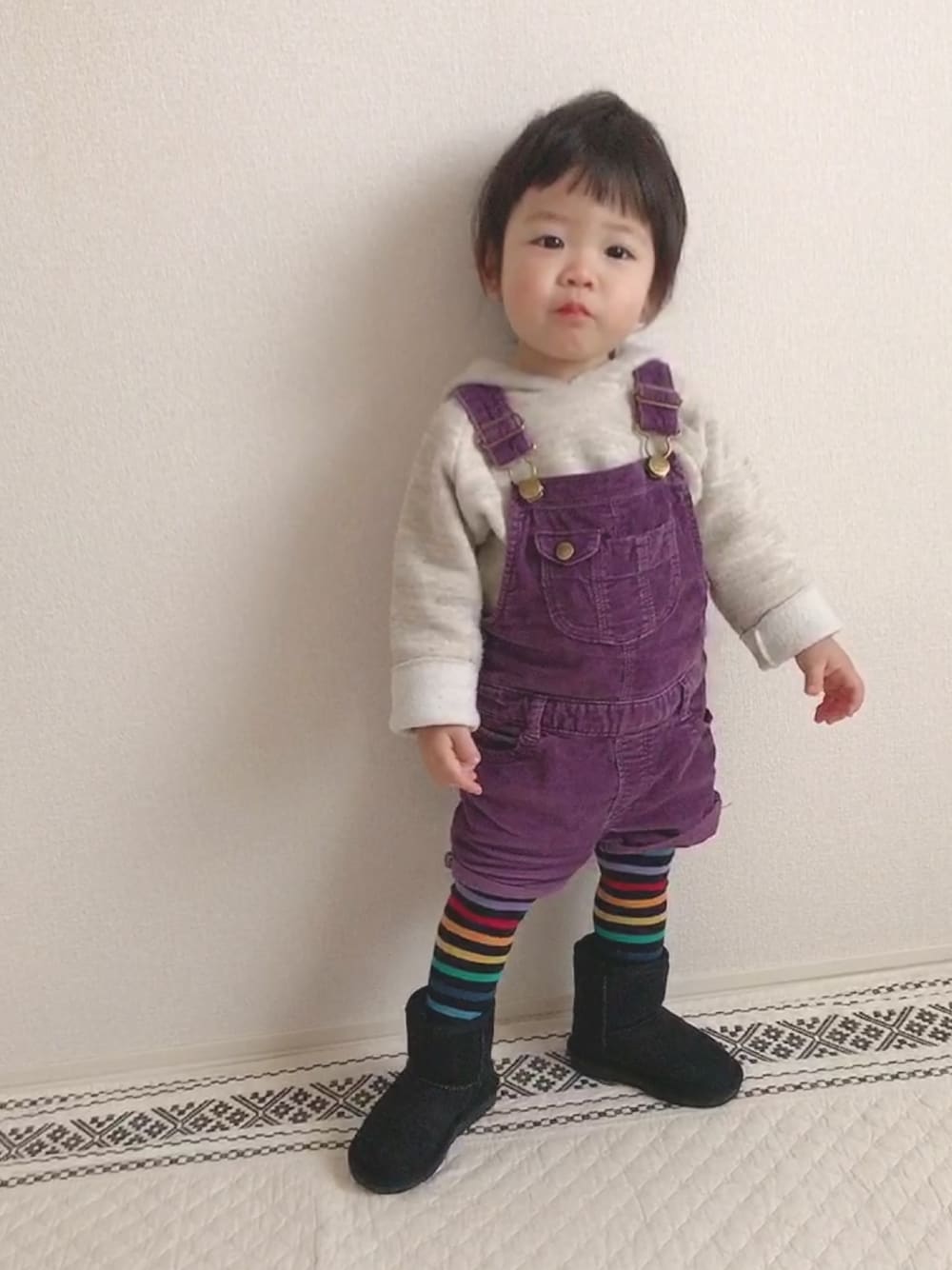 「カラーパンツ、オーバーオール、サロペット、ハーフパンツ、ショートパンツ、ニットパーカー、パーカー、ニット、レインボー、ムートンブーツ」｜「ZARA KIDSのアイテム（ニット/セーター、グレー系）」を使った、ｔａｉｓｅｉ𓆉さん（キッズ・90cm）の冬コーディネートの1枚目の写真