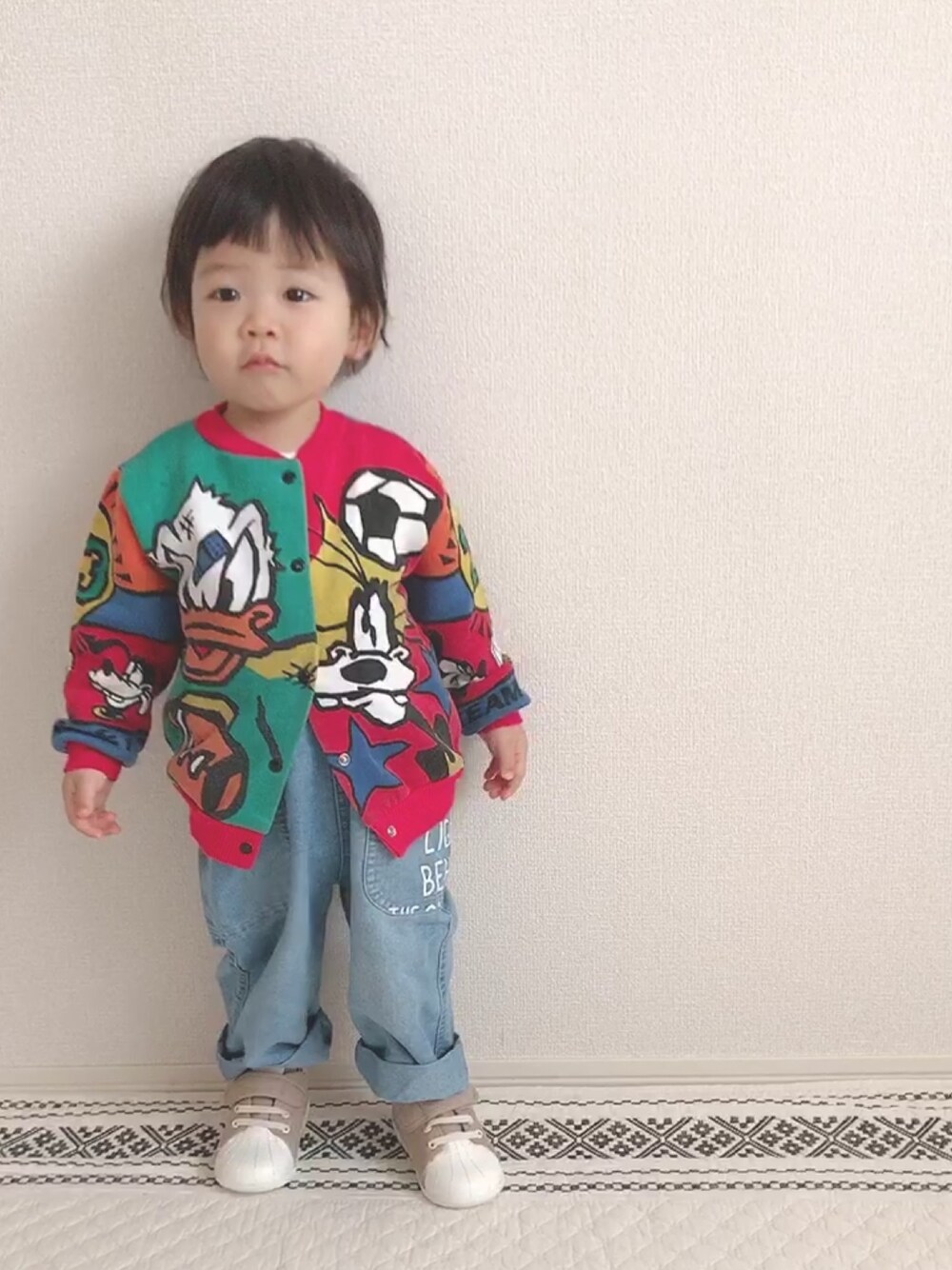「おしゃれさんと繋がりたい、ゆるコーデ、カーディガン、ディズニー、レトロ、ミッキー、オーバーオール、ヴィンテージ、古着、レトロミッキー」｜「DISNEY VINTAGEのアイテム（カーディガン/ボレロ、その他）」を使った、ｔａｉｓｅｉ𓆉さん（キッズ・90cm）の冬コーディネートの1枚目の写真