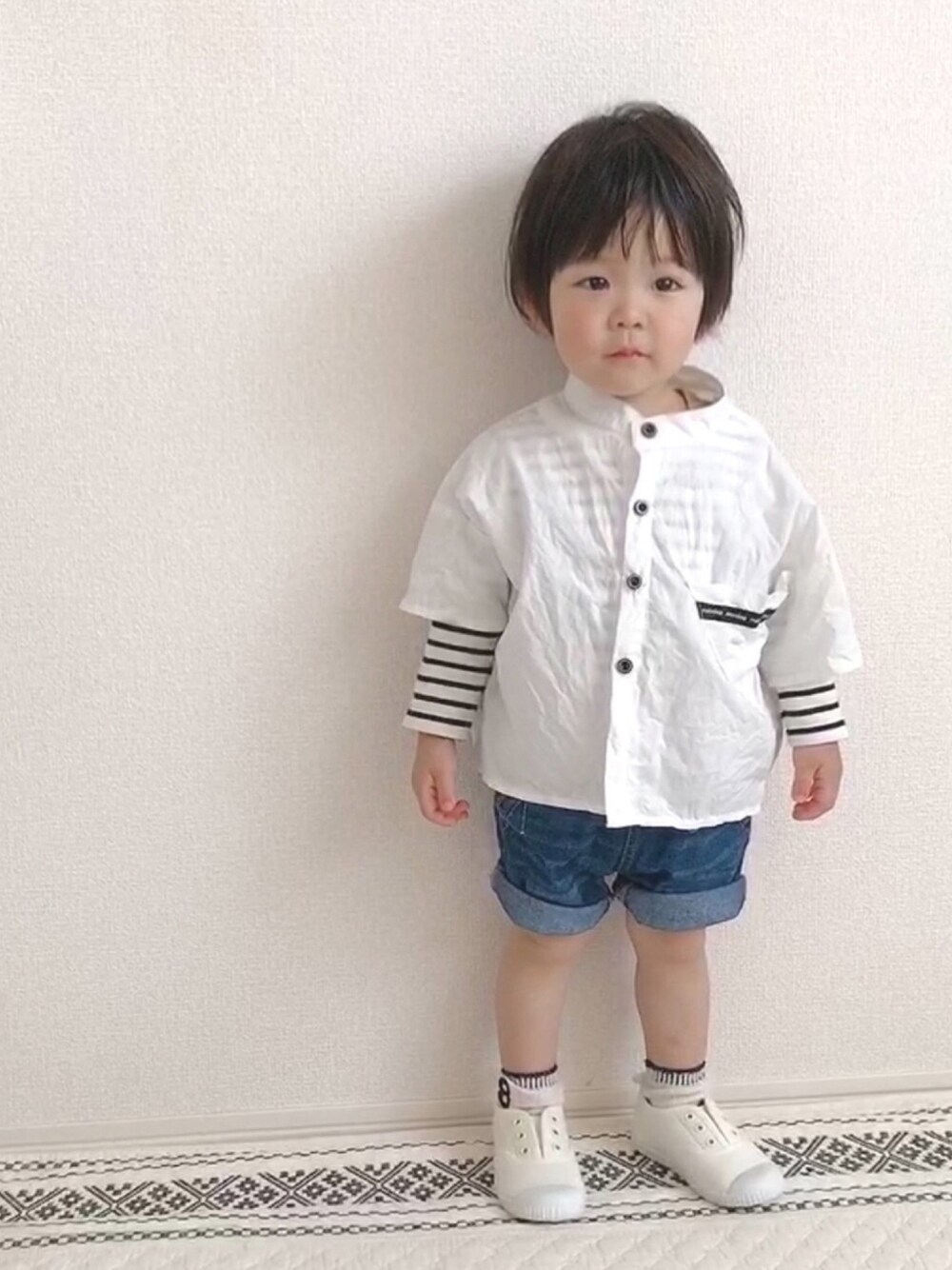 「シャツスタイル、manina、ハーフパンツ、デニム、デニムパンツ、レイヤードスタイル、ノーカラーシャツ、ボーダー、スリッポン、ボーダートップス」｜「futafutaのアイテム（Tシャツ/カットソー、ホワイト系）」を使った、ｔａｉｓｅｉ𓆉さん（キッズ・90cm）の春コーディネートの1枚目の写真