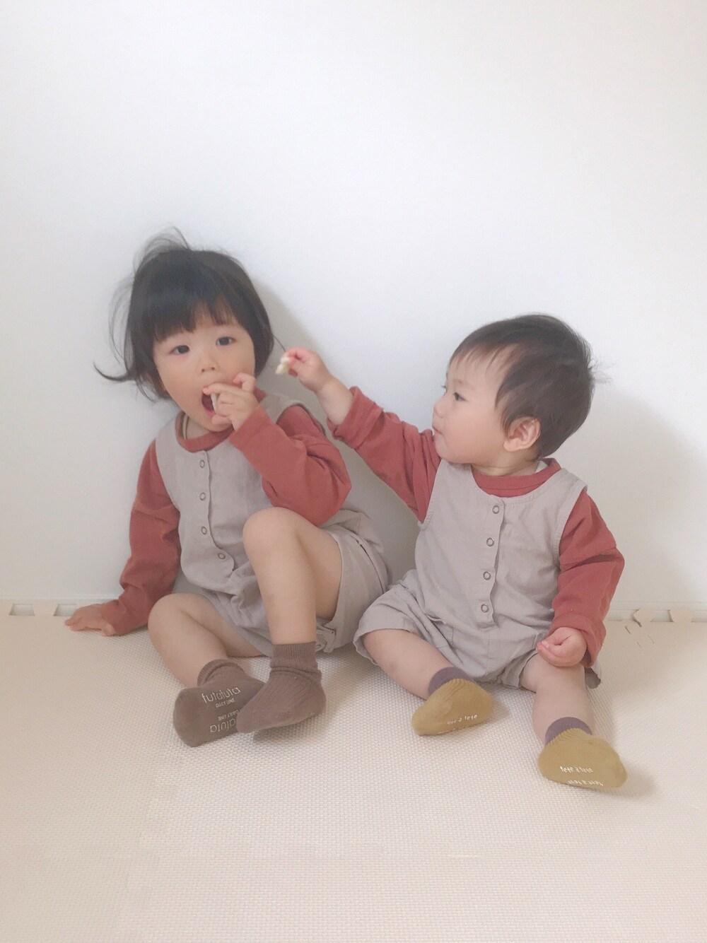 「年子、年子兄弟、兄弟コーディネート、兄弟、リンクコーデ、おそろいコーデ、お揃い、monmimi、サロペット、モンミミ」｜「monmimiのアイテム（Tシャツ/カットソー、ブラック系）」を使った、ｔａｉｓｅｉ𓆉さん（キッズ・90cm）の春コーディネートの1枚目の写真