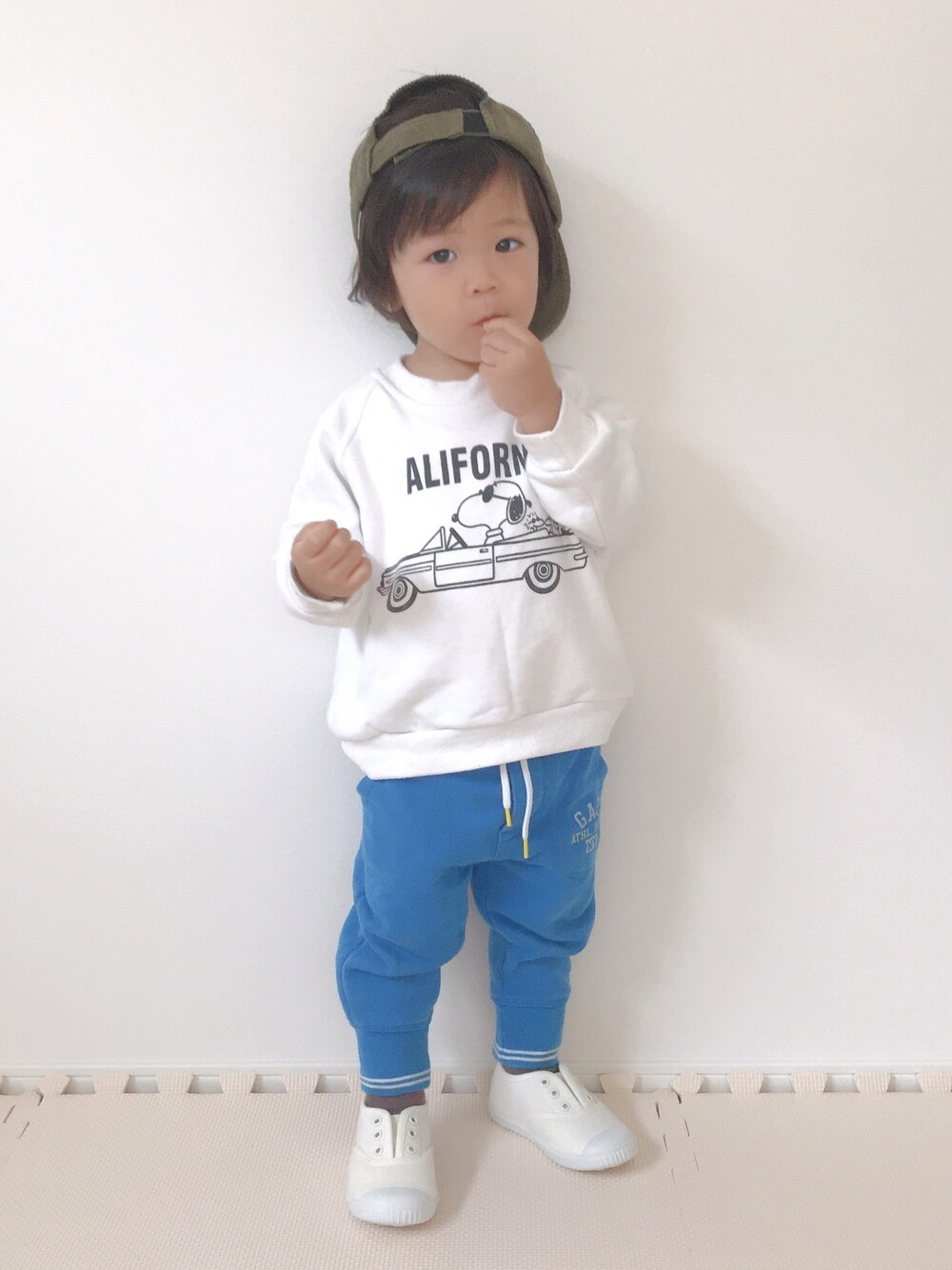 「男の子コーデ、おうちde帽子コーデ、ストリート、トレーナー、キャップ後ろかぶり、スリッポン、スヌーピー、babygap、GAP、韓国子供服」｜「韓国こども服のアイテム（トップス、ホワイト系）」を使った、ｔａｉｓｅｉ𓆉さん（キッズ・90cm）の春コーディネートの1枚目の写真