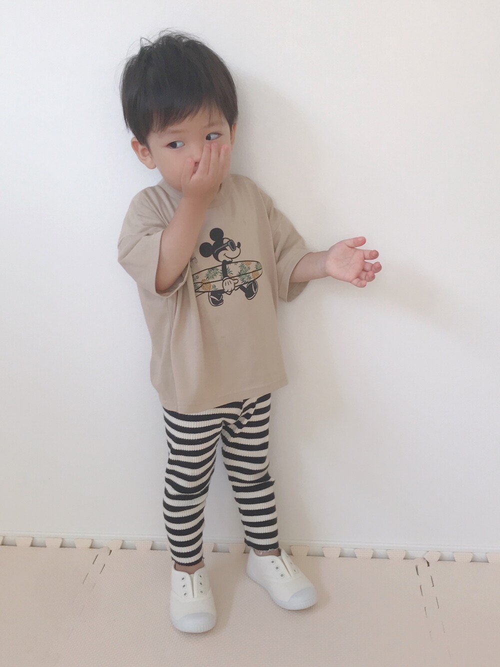「半目ーズ、オーバーサイズ、Tシャツ、ミッキー、ミッキーT、ボーダー、ボーダーレギンス、レギンス、monmimi、スリッポン」｜「futafutaのアイテム（Tシャツ/カットソー、ベージュ系）」を使った、ｔａｉｓｅｉ𓆉さん（キッズ・90cm）の夏コーディネートの1枚目の写真