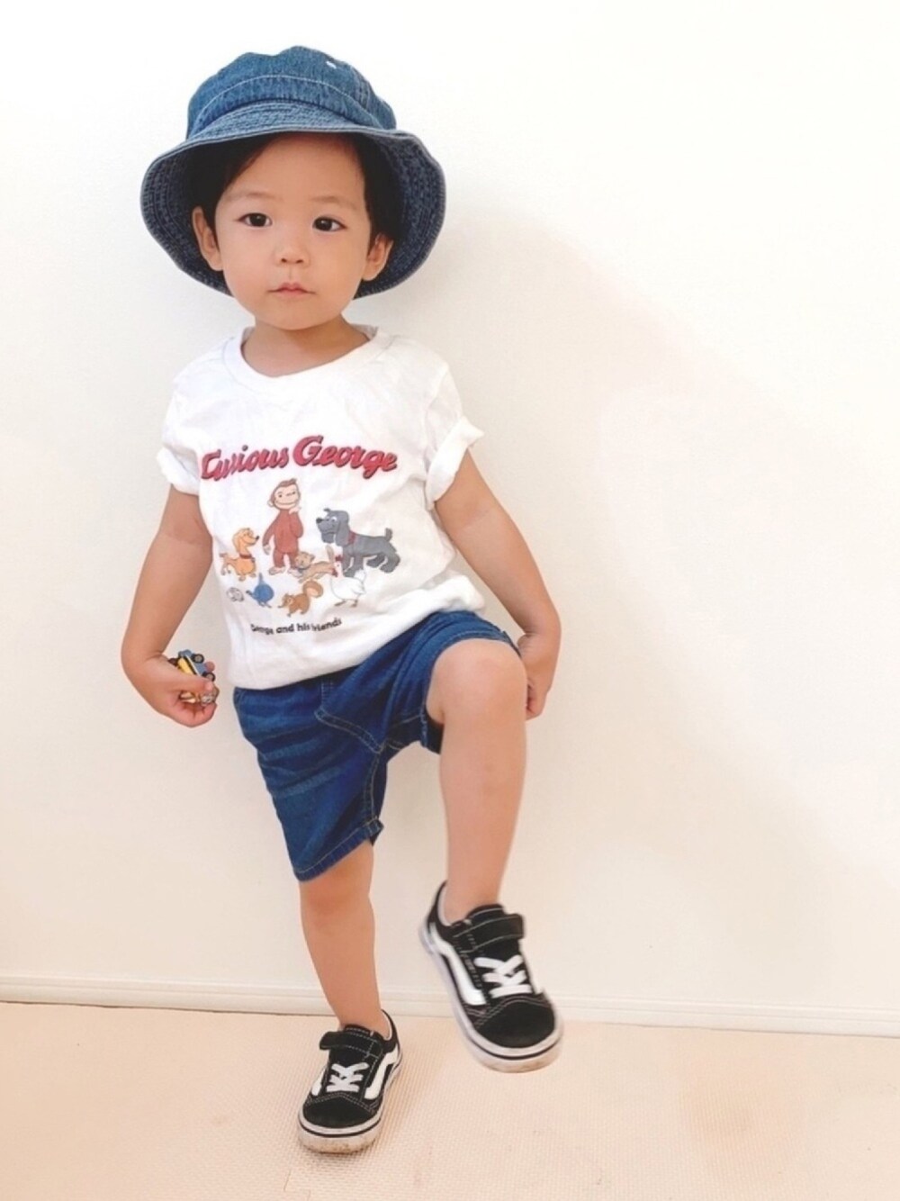 「夏だ！Tシャツ着よう！、デニムパンツ、ハーフパンツ、バケハ、バケットハット、デニム、Tシャツ、オールドスクール、ショートパンツ、VANS」｜「George.のアイテム（Tシャツ/カットソー、ホワイト系）」を使った、ｔａｉｓｅｉ𓆉さん（キッズ・90cm）の夏コーディネートの1枚目の写真