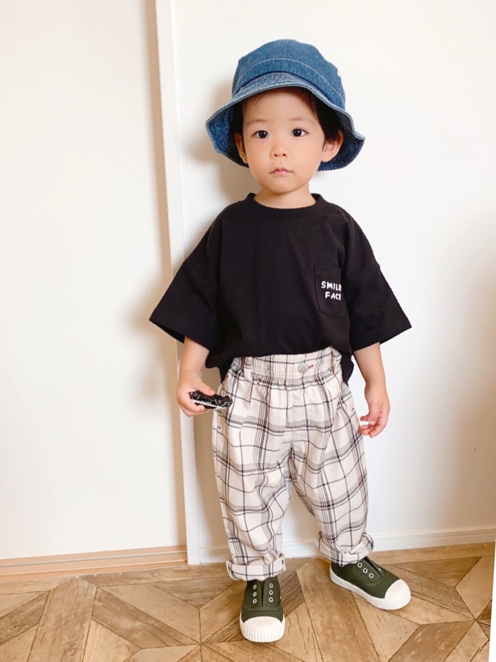 「黒Tシャツ、チェック、チェックパンツ、シェフパンツ、バケットハット、バケハ、ロゴT、スリッポン、オーバーサイズ、ビッグシルエット」｜「しまむらのアイテム（Tシャツ/カットソー、ブラック系）」を使った、ｔａｉｓｅｉ𓆉さん（キッズ・90cm）の夏コーディネートの1枚目の写真