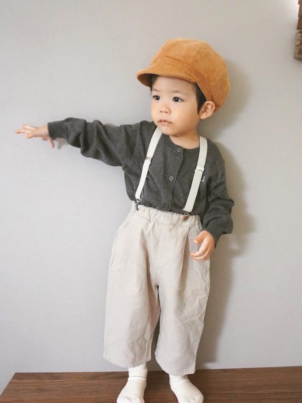 「秋服準備はじめました、プチプラ、キャスケット、サスペンダー、カーディガン、タックイン、タックパンツ、秋のカフェオレコーデ、秋のコーデ、秋コーデ」｜「tete a teteのアイテム（カーディガン/ボレロ、ブラウン系）」を使った、ｔａｉｓｅｉ𓆉さん（キッズ・90cm）の秋コーディネートの1枚目の写真
