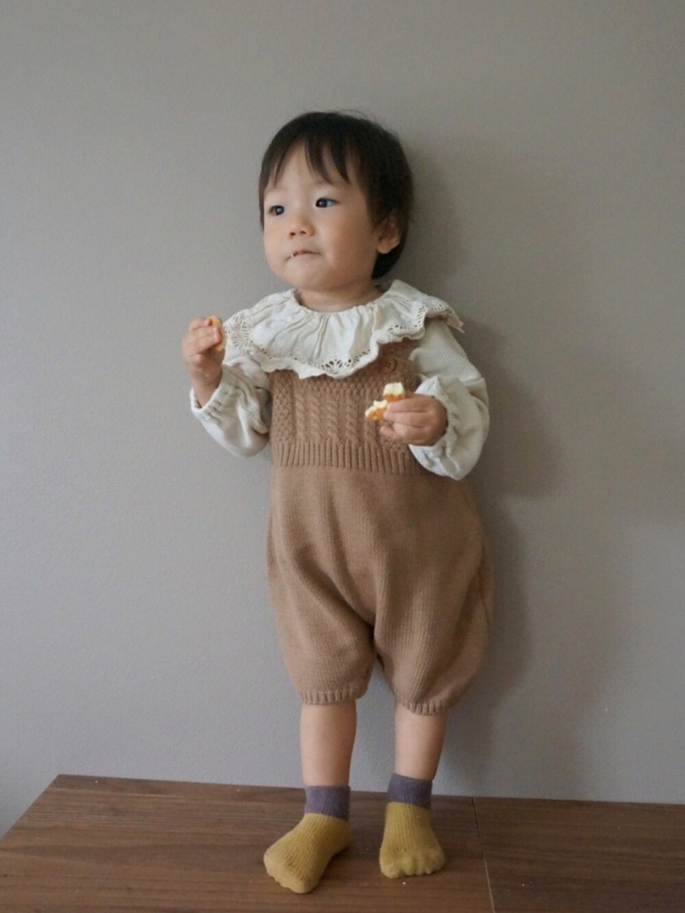 「サロペット、オーバーオール、ブラウス、襟付きトップス、ベージュ、1歳2ヶ月、秋服準備はじめました、秋のカフェオレコーデ、秋のマイ旬スタイル、秋のコーデ」｜「tete a teteのアイテム（Tシャツ/カットソー、ホワイト系）」を使った、ｔａｉｓｅｉ𓆉さん（キッズ・90cm）の秋コーディネートの1枚目の写真