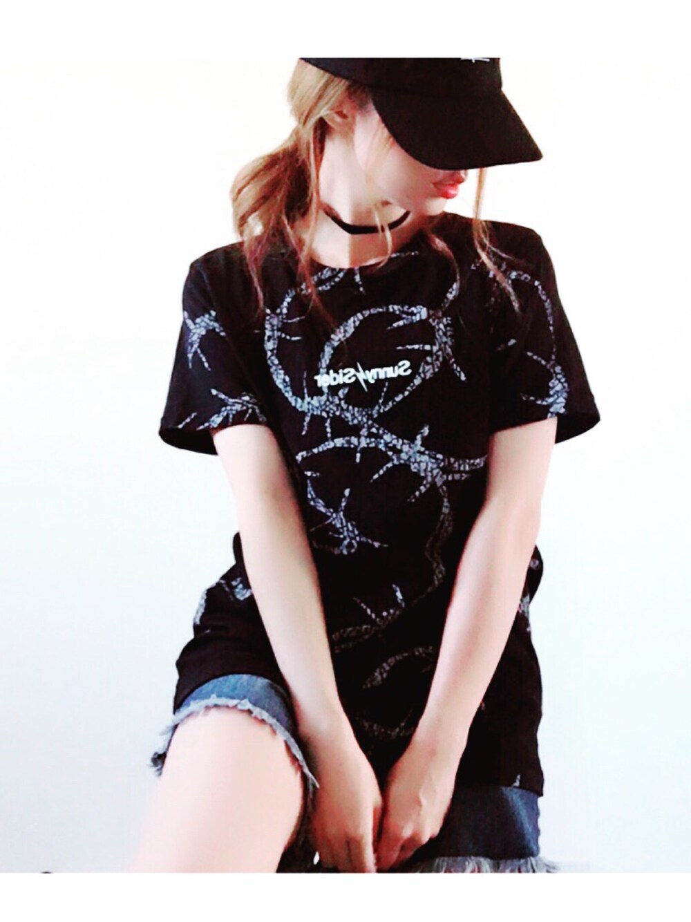 「秋のコーデ、シンプルコーデ、stussy、murua、チョーカー、ストリート」｜「STUSSYのKids Classic Logo Strapback（キャップ、ブラック系）」を使った、Mさん（レディース・157cm）の秋コーディネートの1枚目の写真