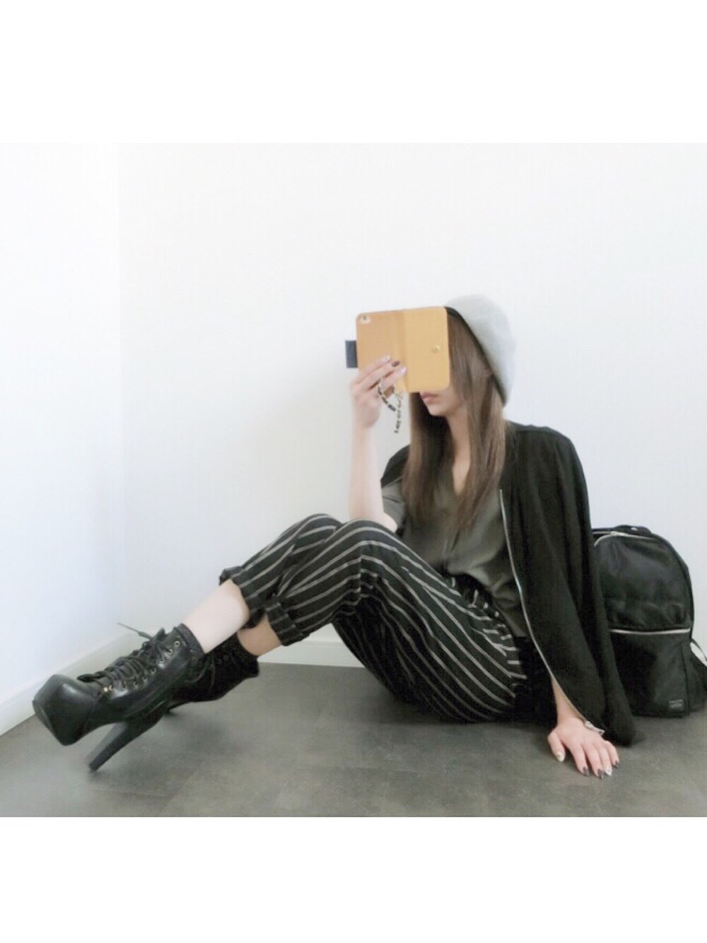 「秋のコーデ、シンプルコーデ、テーパードパンツ、murua、EMODA、ベレー帽、ショートブーツ、ショートブーツ×靴下、ストライプパンツ」｜「GRLのアイテム（その他パンツ、その他）」を使った、Mさん（レディース・157cm）の秋コーディネートの1枚目の写真