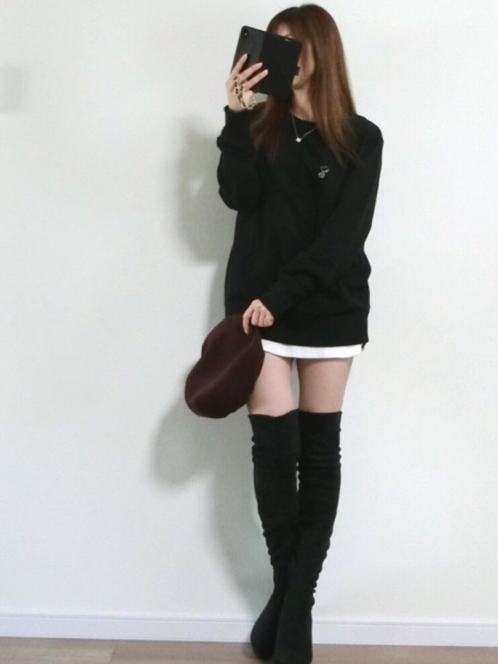 「ootd、street、おしゃれさんと繋がりたい、カジュアル、プチプラ、モノトーン、UNIQLO、ユニクロ、ママコーデ、ニーハイブーツ」｜「UNIQLOのアイテム（スウェット、ブラック系）」を使った、Mさん（レディース・157cm）の冬コーディネートの1枚目の写真