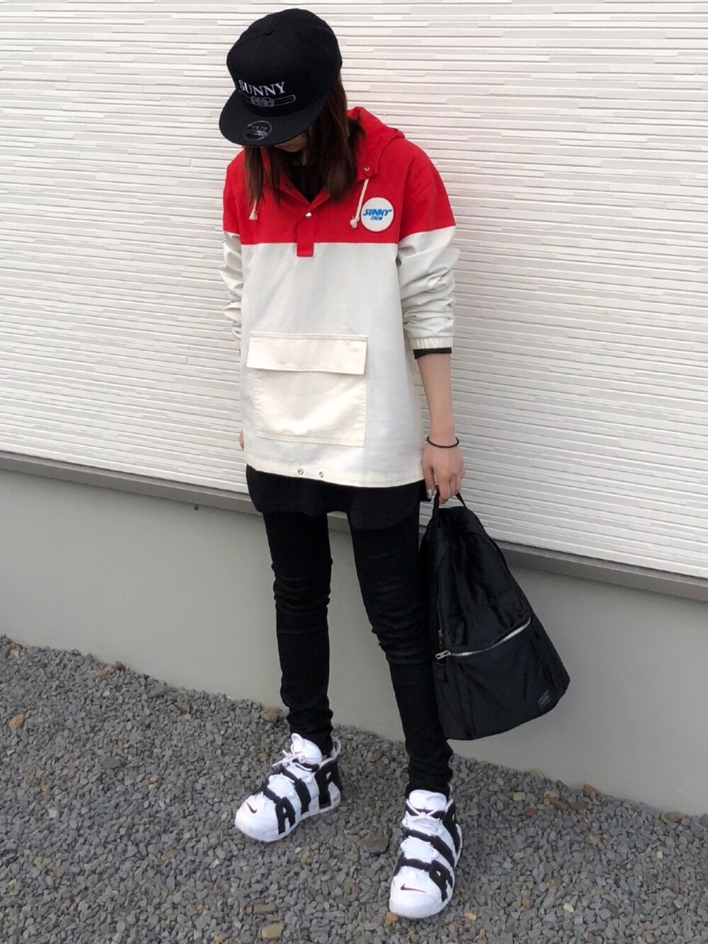 「シンプルコーデ、おしゃれさんと繋がりたい、モアテン、スニーカー、ストリート、ラクチンコーデ、バックパック、street、黒スキニー、アイラブメンズライク」｜「Sunny C Siderのアイテム（パーカー、レッド系）」を使った、Mさん（レディース・157cm）の春コーディネートの1枚目の写真