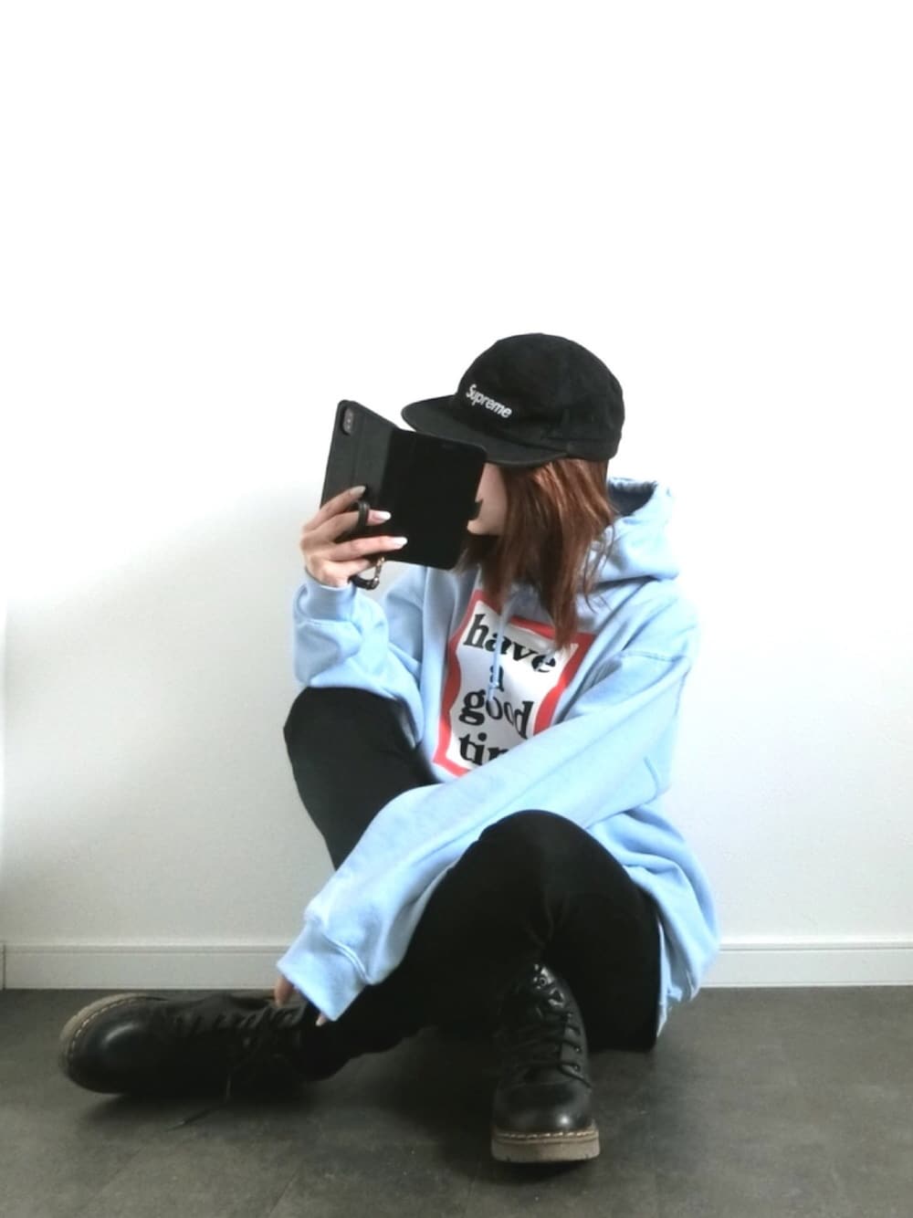 「シンプル、ラクチンコーデ、outfit、メンズライク、春、streetstyle、プチプラ、supreme、おしゃれさんと繋がりたい、アイラブメンズライク」｜「Have a good timeのアイテム（パーカー、ブラック系）」を使った、Mさん（レディース・157cm）の冬コーディネートの1枚目の写真