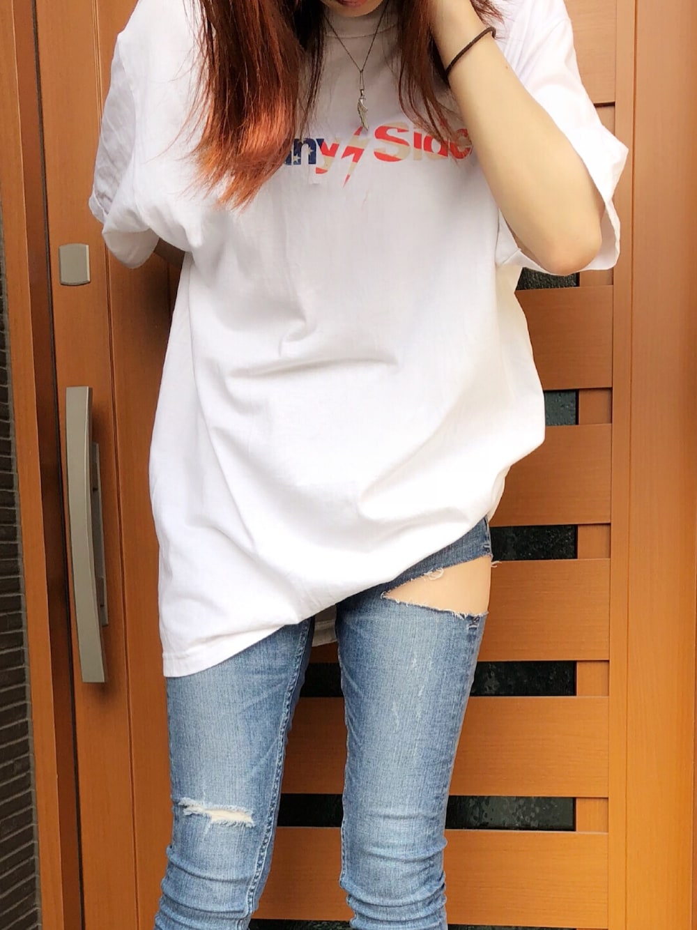 「シンプル、パンツスタイル、今日のコーデ、休日スタイル、オトナカジュアル、カジュアルコーデ、デニムパンツ、メンズライク」｜「Sunny C Siderのアイテム（Tシャツ/カットソー、ホワイト系）」を使った、Mさん（レディース・157cm）の春コーディネートの1枚目の写真