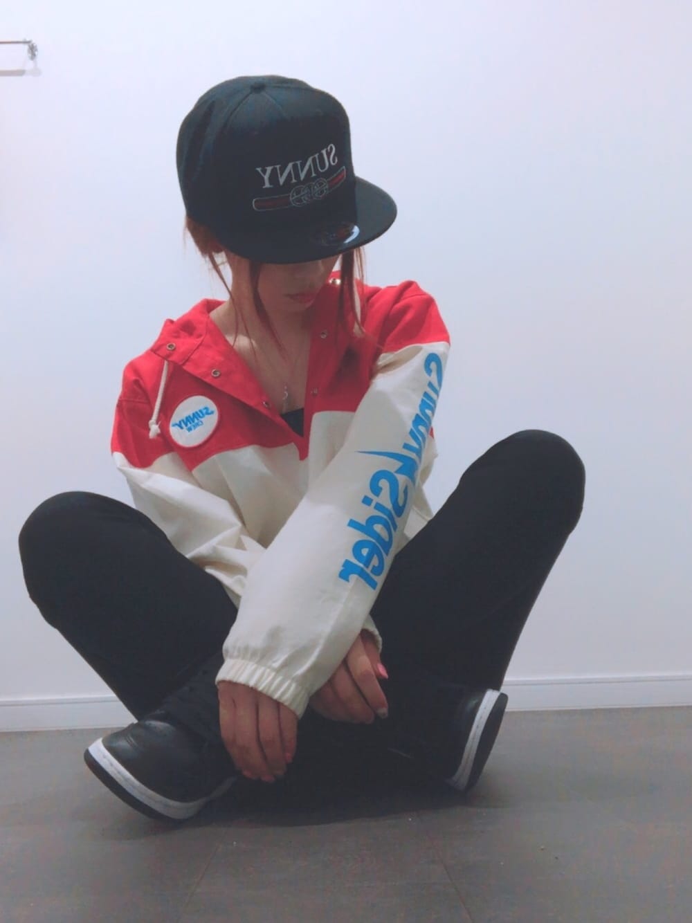 「パンツスタイル、ootd、おしゃれさんと繋がりたい、スニーカー、カジュアル、メンズライク、ママコーデ、ストリート、street、streetstyle」｜「Sunny C Siderのアイテム（パーカー、レッド系）」を使った、Mさん（レディース・157cm）の春コーディネートの1枚目の写真