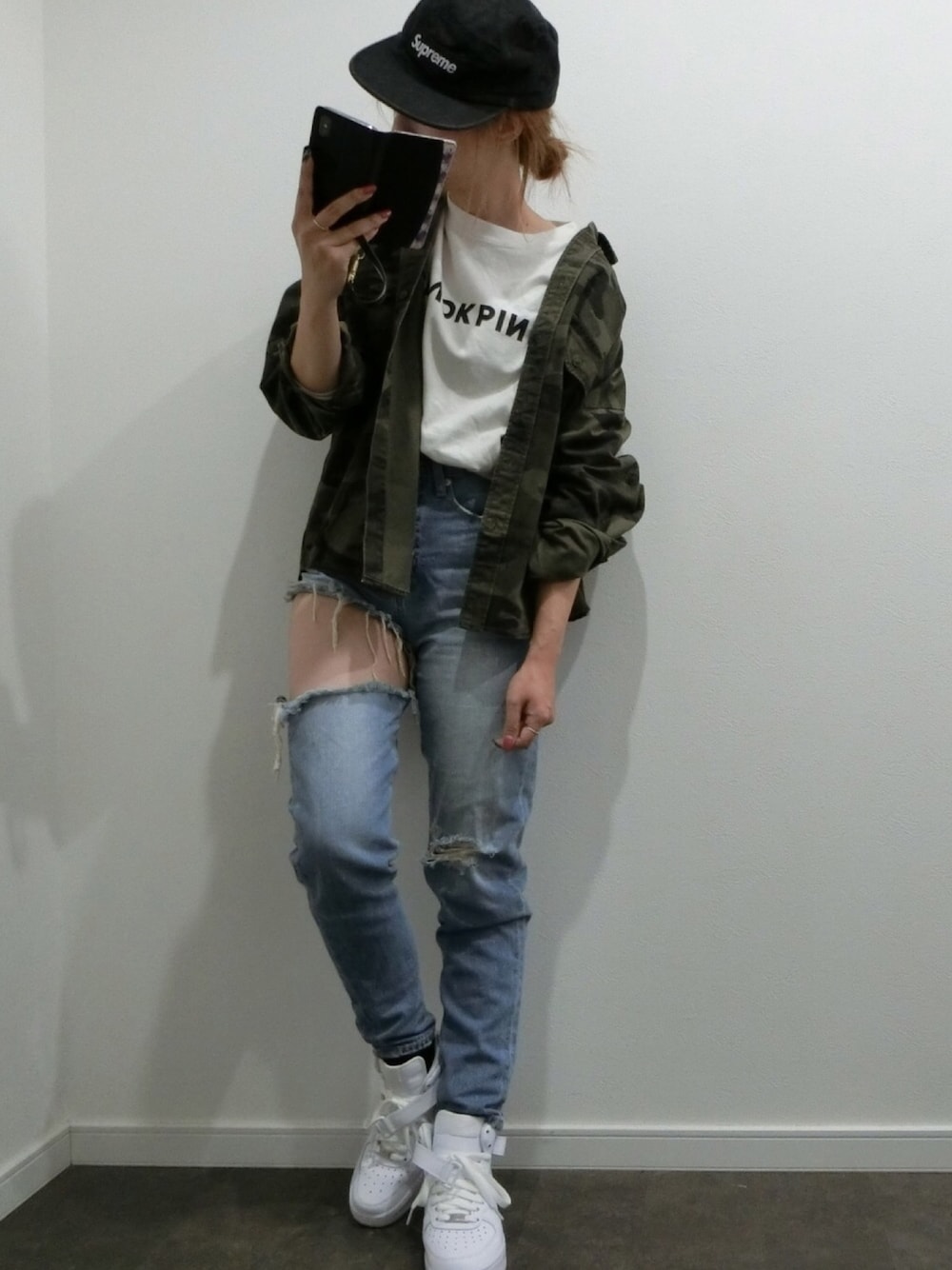「ストリート服が好き、秋コーデ、シンプルコーデ、メンズライク、outfit、NIKE」｜「GYDAのSIDE RIPPEDペグトップデニムパンツ（デニムパンツ、ブルー系）」を使った、Mさん（レディース・157cm）の秋コーディネートの1枚目の写真