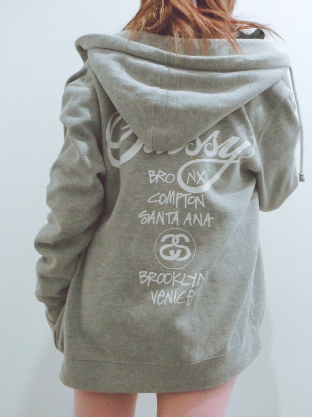 「春コーデ、シンプル、カジュアル、ゆるコーデ、オーバーサイズ、ストリート」｜「STUSSYのアイテム（パーカー、グレー系）」を使った、Mさん（レディース・157cm）の春コーディネートの1枚目の写真