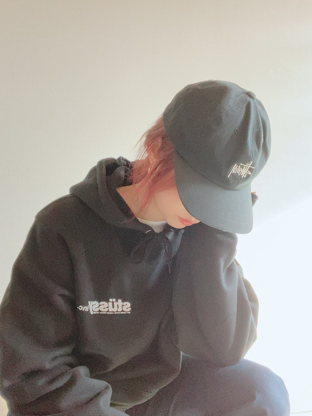 「おしゃれさんと繋がりたい、ストリート」｜「STUSSYのItalic（パーカー、ブラック系）」を使った、Mさん（レディース・157cm）の冬コーディネートの1枚目の写真