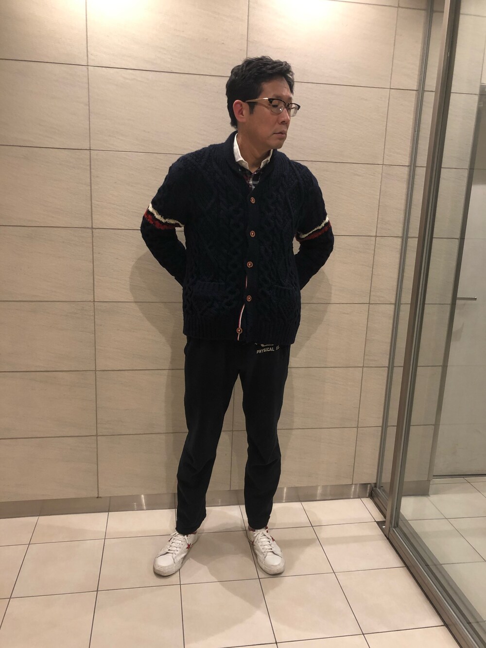 「オトナカジュアル、大人の流儀、あったかコーデ」｜「TAKA-Qのアイテム（ニット/セーター、ブルー系）」を使った、Eiichi Ohnoさん（メンズ・186cm）の冬コーディネートの1枚目の写真