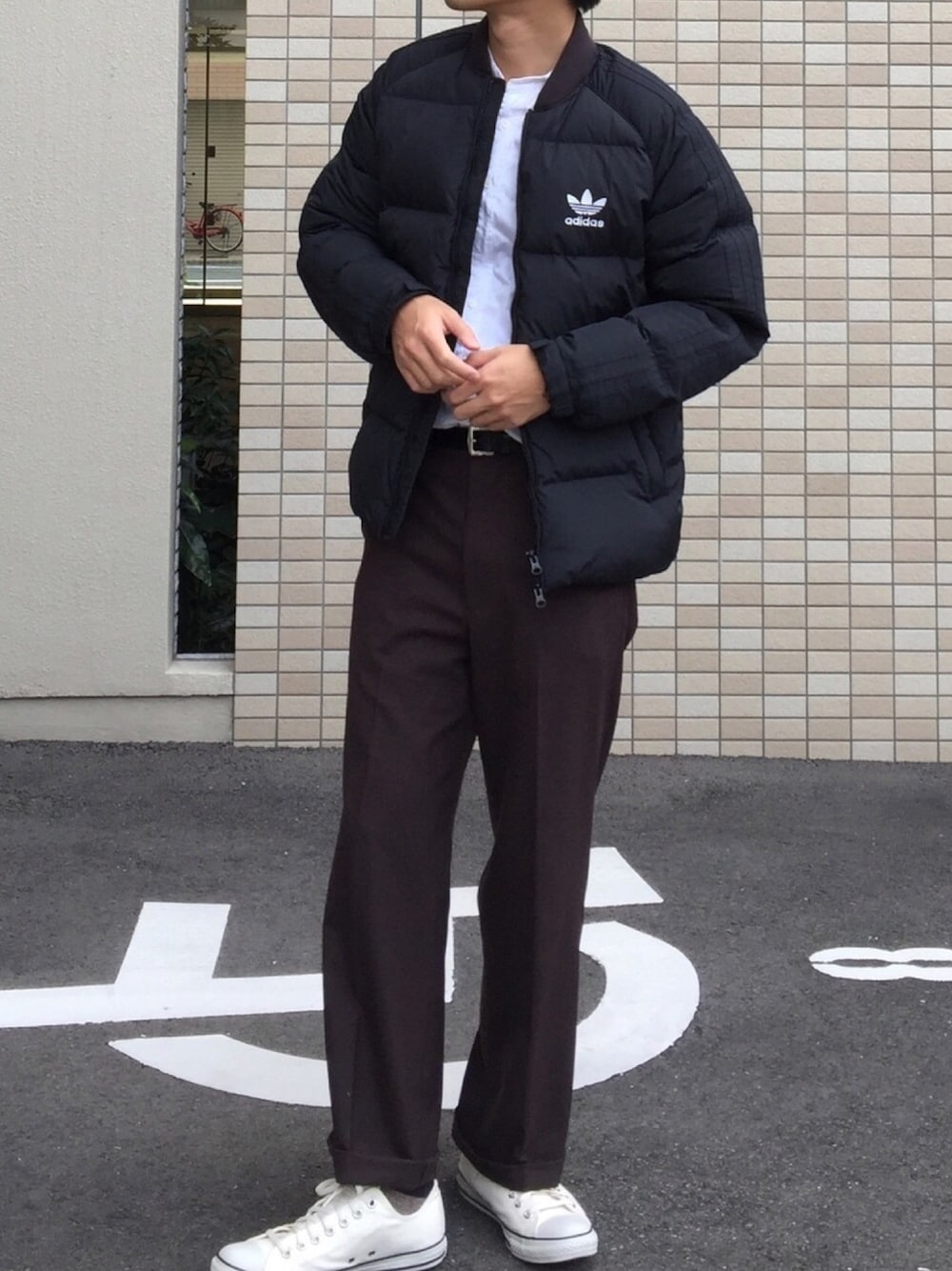 「アイラブCONVERSE、converse、スニーカー、ダウンジャケット、ワイドパンツ、adidas originals、BEAUTY&YOUTH UNITED ARROWS、Steven Alan、スポーツmix、おしゃれさんと繋がりたい」｜「Steven Alanの＜Steven Alan＞ 2W/ST TWL SUPER BAGGY TAPERED/ﾊﾟﾝﾂ（スラックス、ブラウン系）」を使った、KENさん（メンズ・176cm）の秋コーディネートの1枚目の写真