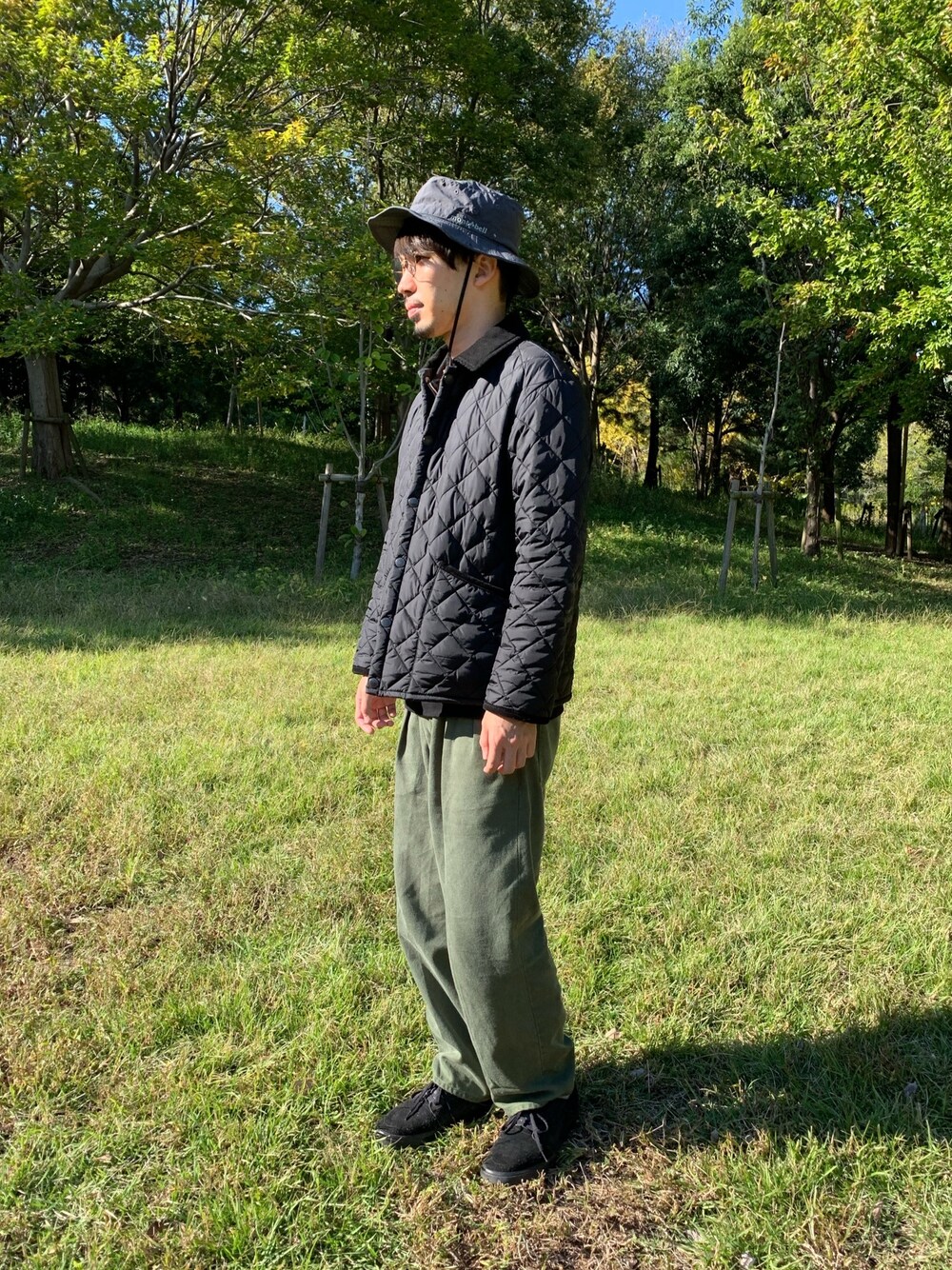「バケットハット、キルティングジャケット、ポロシャツ、カーキパンツ、ミリタリー、NIKE、私の推しブランド、barbour、FRED PERRY、大人カジュアル」｜「Barbourのアイテム（その他アウター、ブラック系）」を使った、KENさん（メンズ・176cm）の冬コーディネートの1枚目の写真
