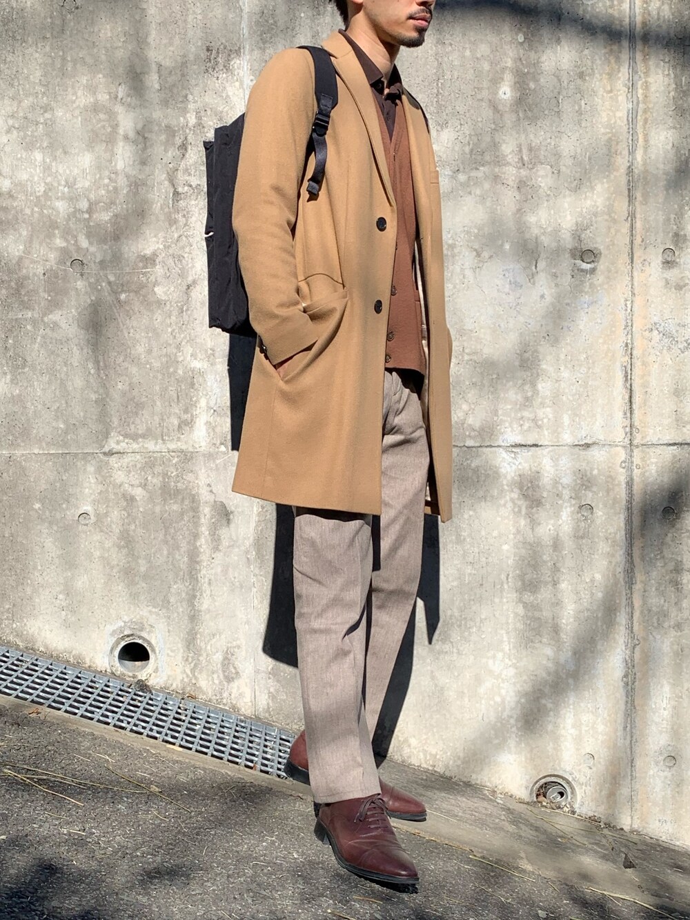 「冬コーデ、チェスターコート、スラックス、カーディガン、ポロシャツ、LACOSTE、革靴、ビジネスカジュアル、ユニクロ、おしゃれさんと繋がりたい」｜「BEAUTY&YOUTH UNITED ARROWSのBY ∴ メルトン チェスター コート ◇（チェスターコート、ベージュ系）」を使った、KENさん（メンズ・176cm）の冬コーディネートの1枚目の写真