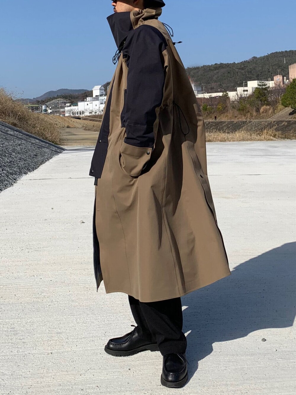 「ビッグシルエット、オーバーサイズ、スラックス、KLEMAN、春コーデ、秋コーデ、JUN MIKAMI、ワイドパンツ、チロリアンシューズ、革靴」｜「JUN MIKAMIのアイテム（その他アウター、ベージュ系）」を使った、KENさん（メンズ・176cm）の春コーディネートの1枚目の写真