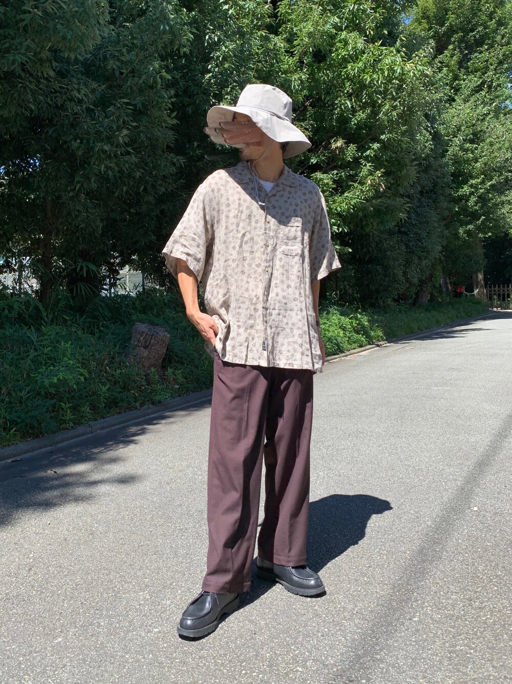 「オープンカラーシャツ、開襟シャツ、スラックス、ワイドパンツ、革靴、花柄、古着MIX、古着、サファリハット、KIJIMA TAKAYUKI」｜「LARS LARSENのアイテム（腕時計、ブラック系）」を使った、KENさん（メンズ・176cm）の秋コーディネートの1枚目の写真