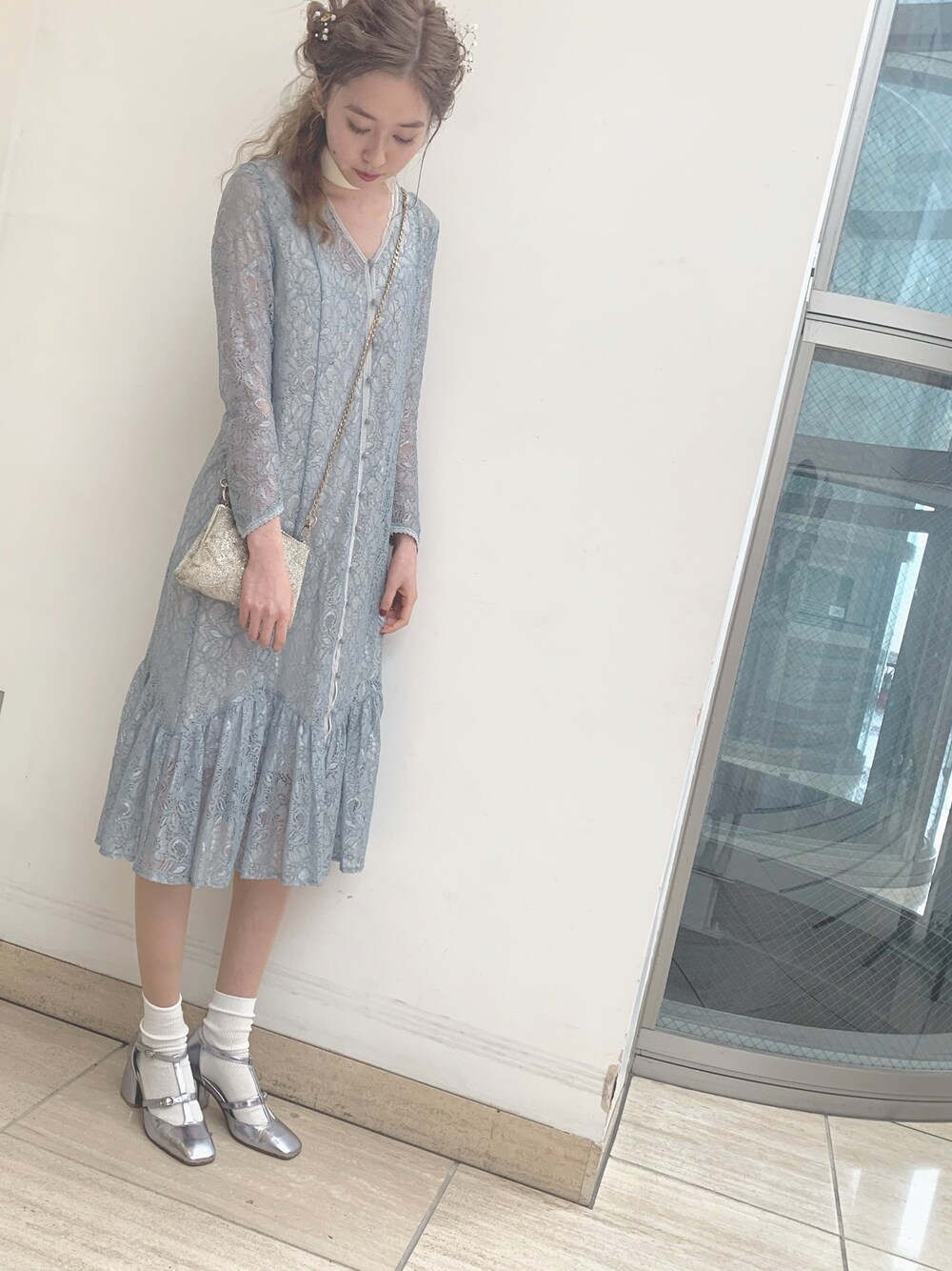 「LILY BROWNのアイテム（ドレス、ブルー系）」を使った、Sakata Maoさん（レディース・169cm）の春コーディネートの1枚目の写真