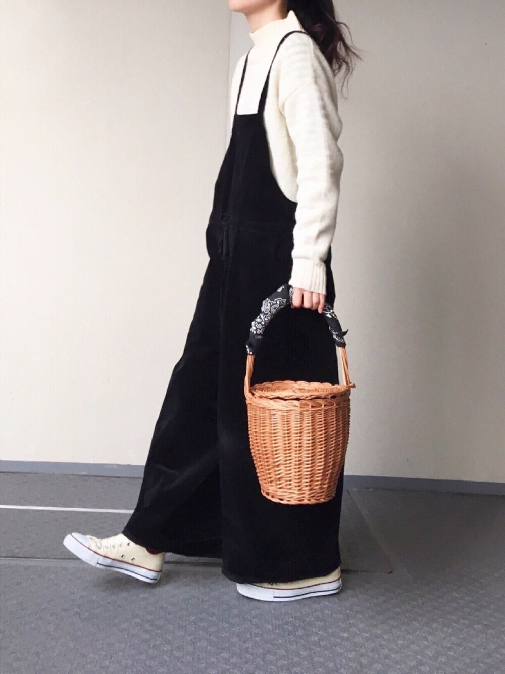 「ママコーデ、普段着、白と黒」｜「KBF+のKBF+ ハイネックスクエアーニット（ニット/セーター、ホワイト系）」を使った、Chocorooさん（レディース・156cm）の冬コーディネートの1枚目の写真