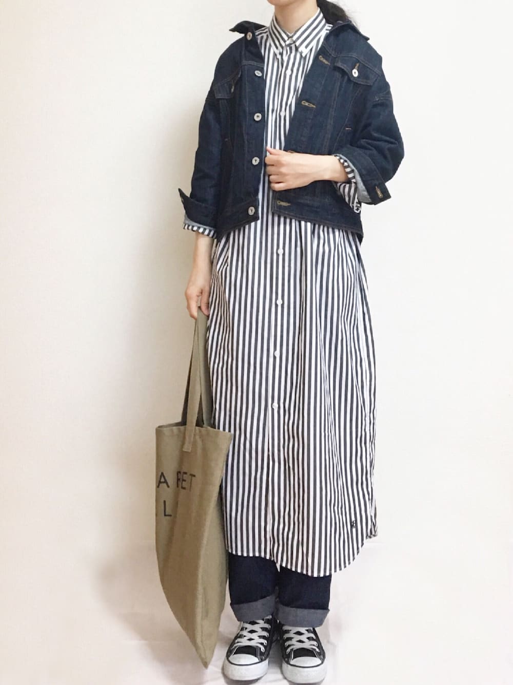 「デニム、ロングシャツワンピ、ゆったりコーデ」｜「BEAMS BOYのBEAMS BOY / ストライプ B.D. シャツワンピース（シャツワンピース、ブラック系）」を使った、Chocorooさん（レディース・156cm）の春コーディネートの1枚目の写真