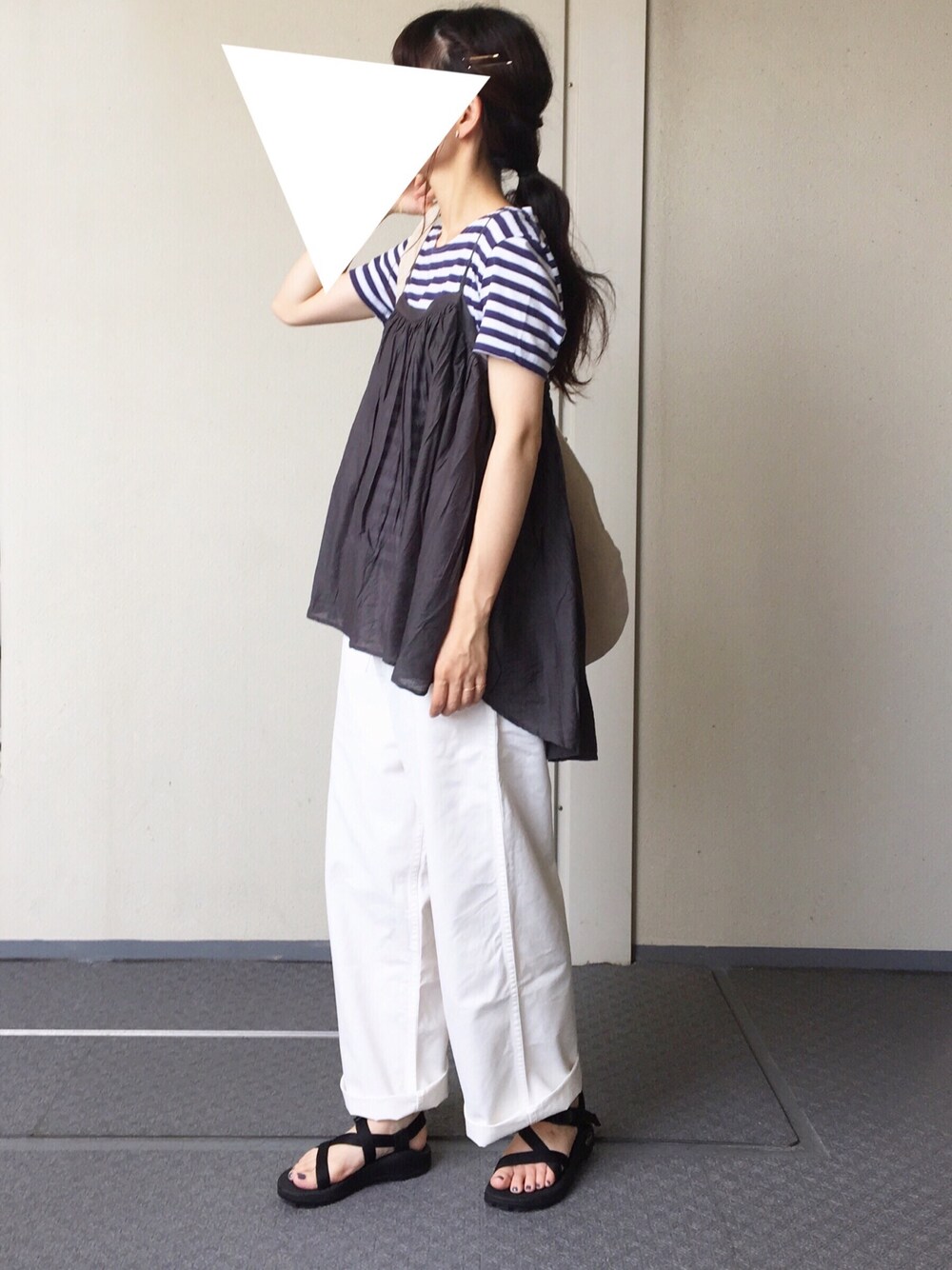 その他のシャツ/ブラウス、ブルー系のTシャツ/カットソー、ブラック系のサンダルを着用したレディースの夏コーディネートの1枚目の写真