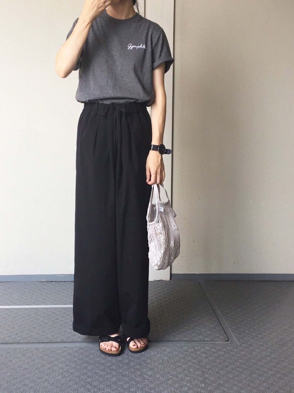 「シンプルコーデ、カジュアル、モノトーンコーデ」｜「GYMPHLEXのクルーネックTシャツ ロゴ  WOMEN（Tシャツ/カットソー、グレー系）」を使った、Chocorooさん（レディース・156cm）の夏コーディネートの1枚目の写真