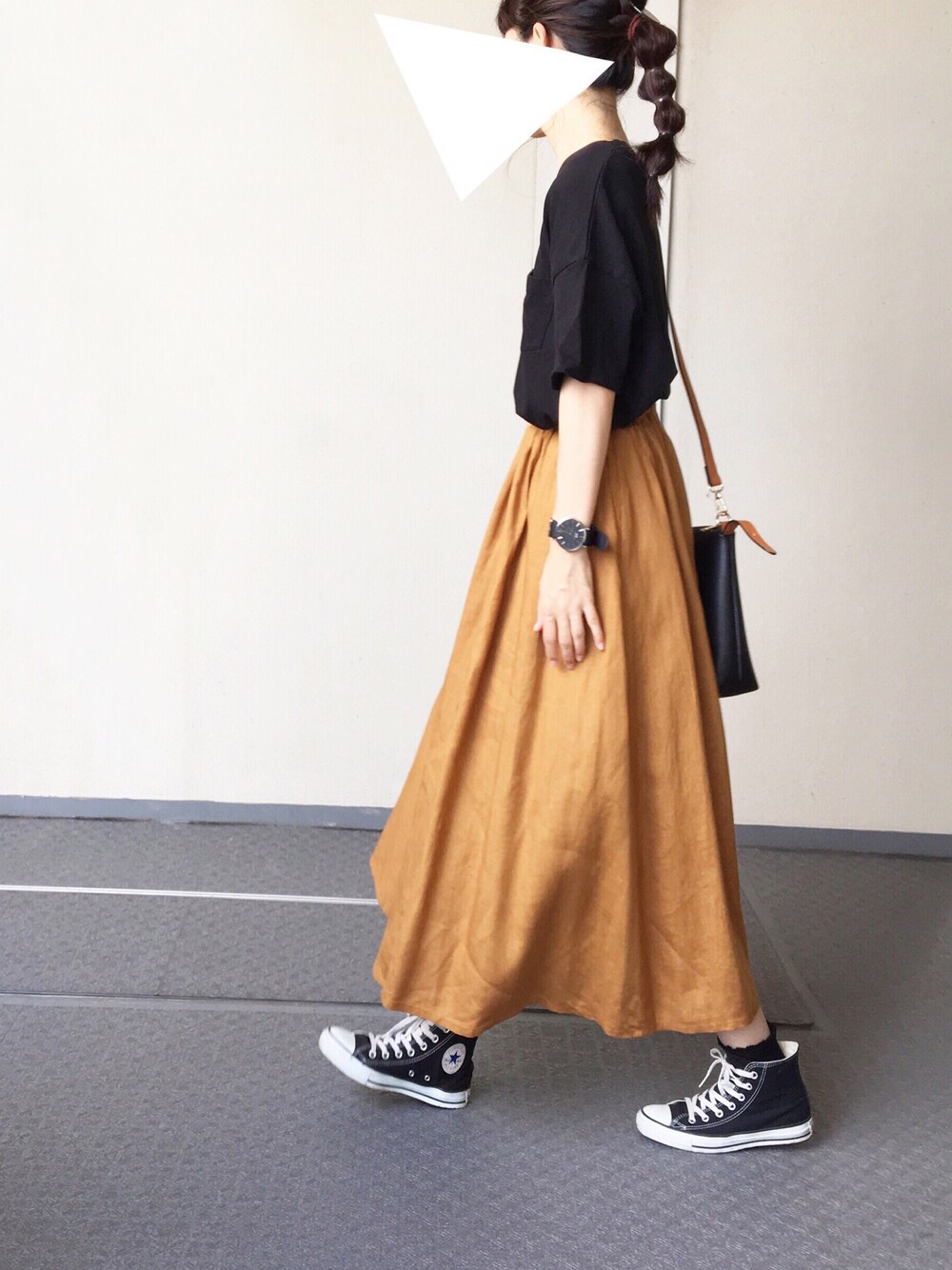 ブラック系のトートバッグ、ベージュ系のスカート、グレー系のヘアゴムを着用したレディースの夏コーディネートの1枚目の写真