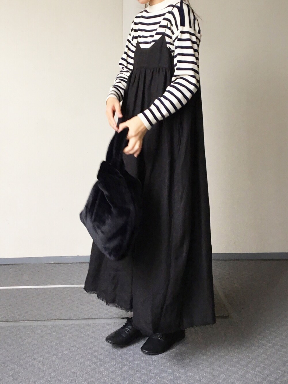 「ゆるコーデ、黒、ママファッション、ファー小物」｜「Le TricoteurのコットンガンジーセーターST WOMEN（ニット/セーター、その他）」を使った、Chocorooさん（レディース・156cm）の秋コーディネートの1枚目の写真