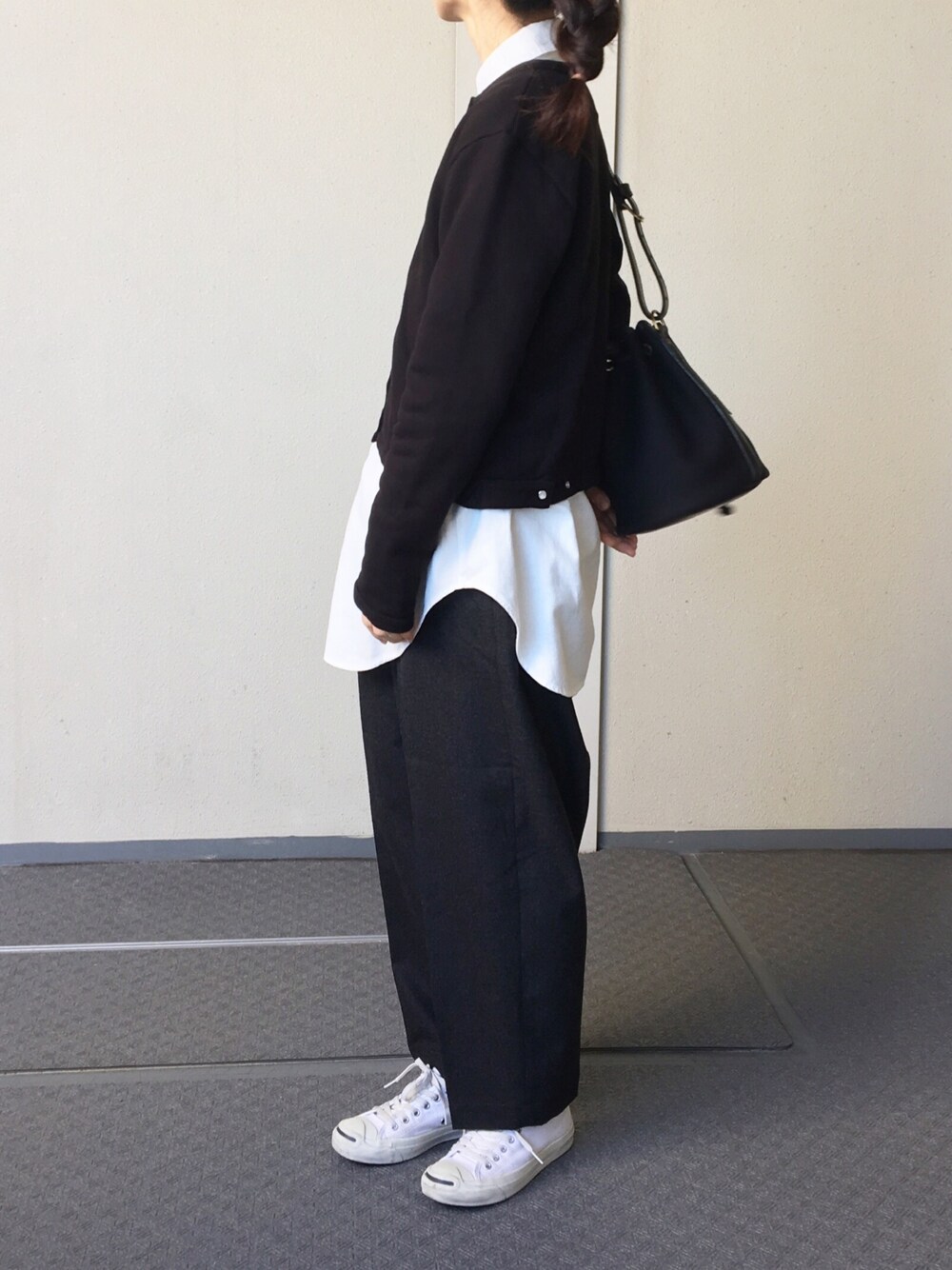 「モノトーン、カジュアルコーデ、シャツスタイル、レイヤードスタイル」｜「agnes b.のM001 CARDIGAN（カーディガン/ボレロ、ブラック系）」を使った、Chocorooさん（レディース・156cm）の秋コーディネートの1枚目の写真