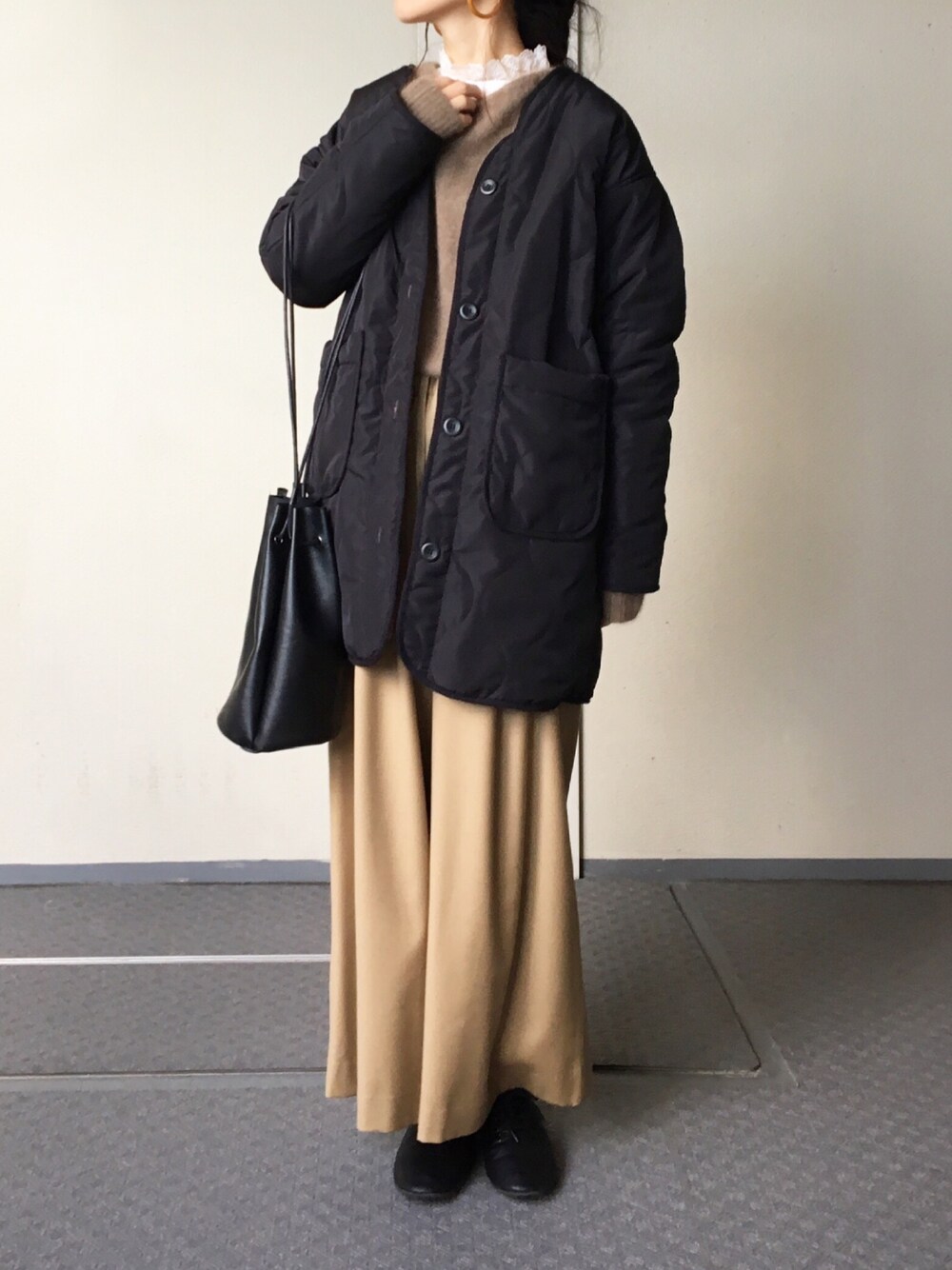 「レーストップス、きれいめカジュアル、ゆったりコーデ、冬」｜「SLOBE IENAのSLOBE フープピアス（ピアス（両耳用）、ベージュ系）」を使った、Chocorooさん（レディース・156cm）の冬コーディネートの1枚目の写真