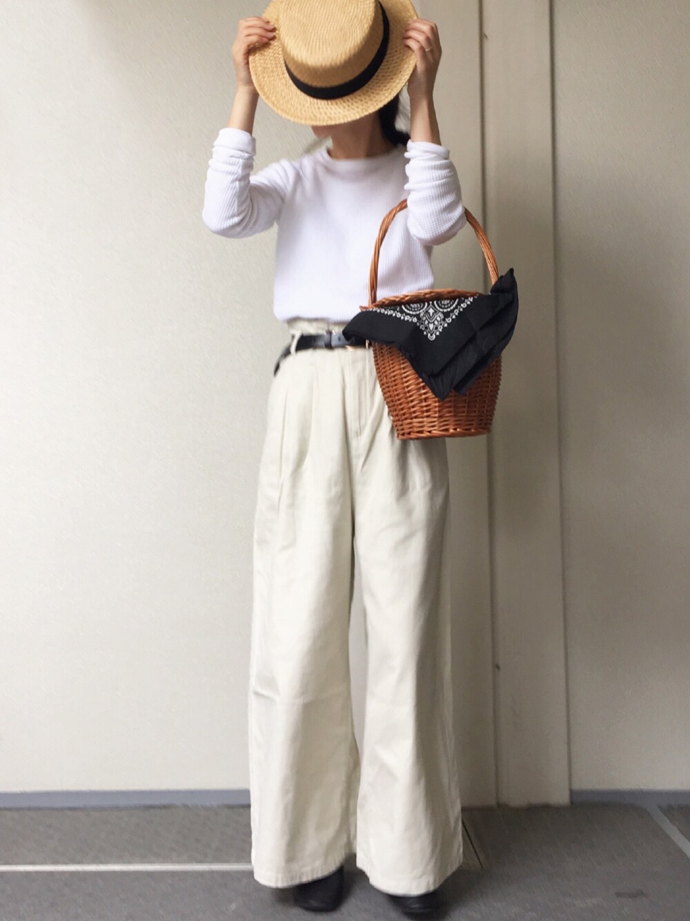 「ホワイト、大人カジュアル、パンツスタイル」｜「BEAMS BOYの【CLUEL 4月号掲載】Cableami × BEAMS BOY / ボーター ハット 18（ハット、ベージュ系）」を使った、Chocorooさん（レディース・156cm）の春コーディネートの1枚目の写真