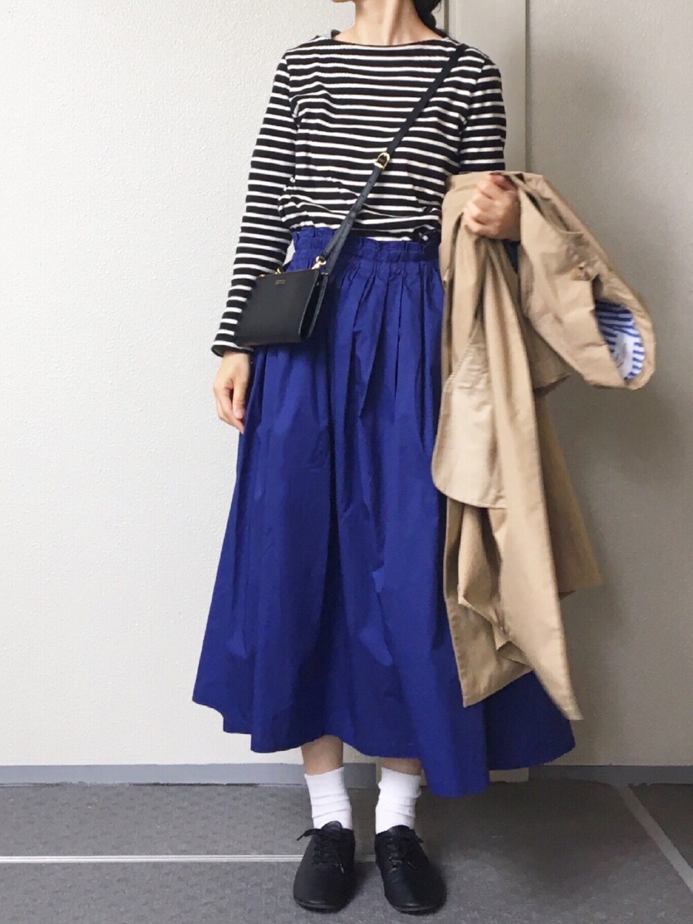 「スカート、ボーダー、大人コーデ」｜「SHIPS for womenのVINCENT ET MIREILLE:SHIPS別注ステンカラーコート◇（ステンカラーコート、ベージュ系）」を使った、Chocorooさん（レディース・156cm）の春コーディネートの1枚目の写真