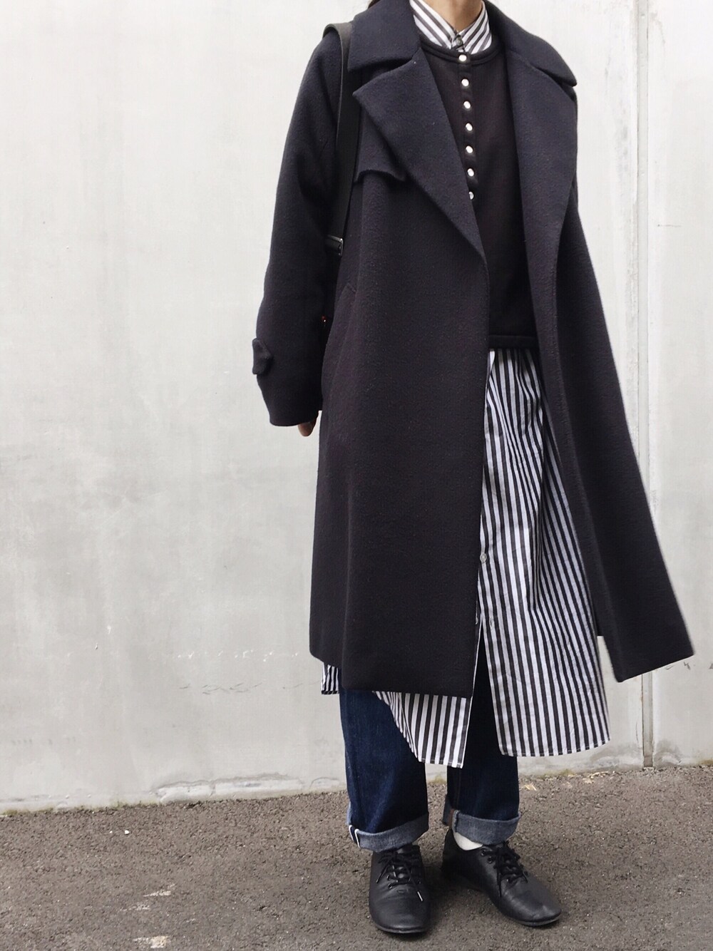 「ゆるコーデ、シャツワンピ、レイヤードスタイル、ストライプシャツ、カジュアルコーデ」｜「agnes b.のM001 CARDIGAN（カーディガン/ボレロ、ブラック系）」を使った、Chocorooさん（レディース・156cm）の春コーディネートの1枚目の写真