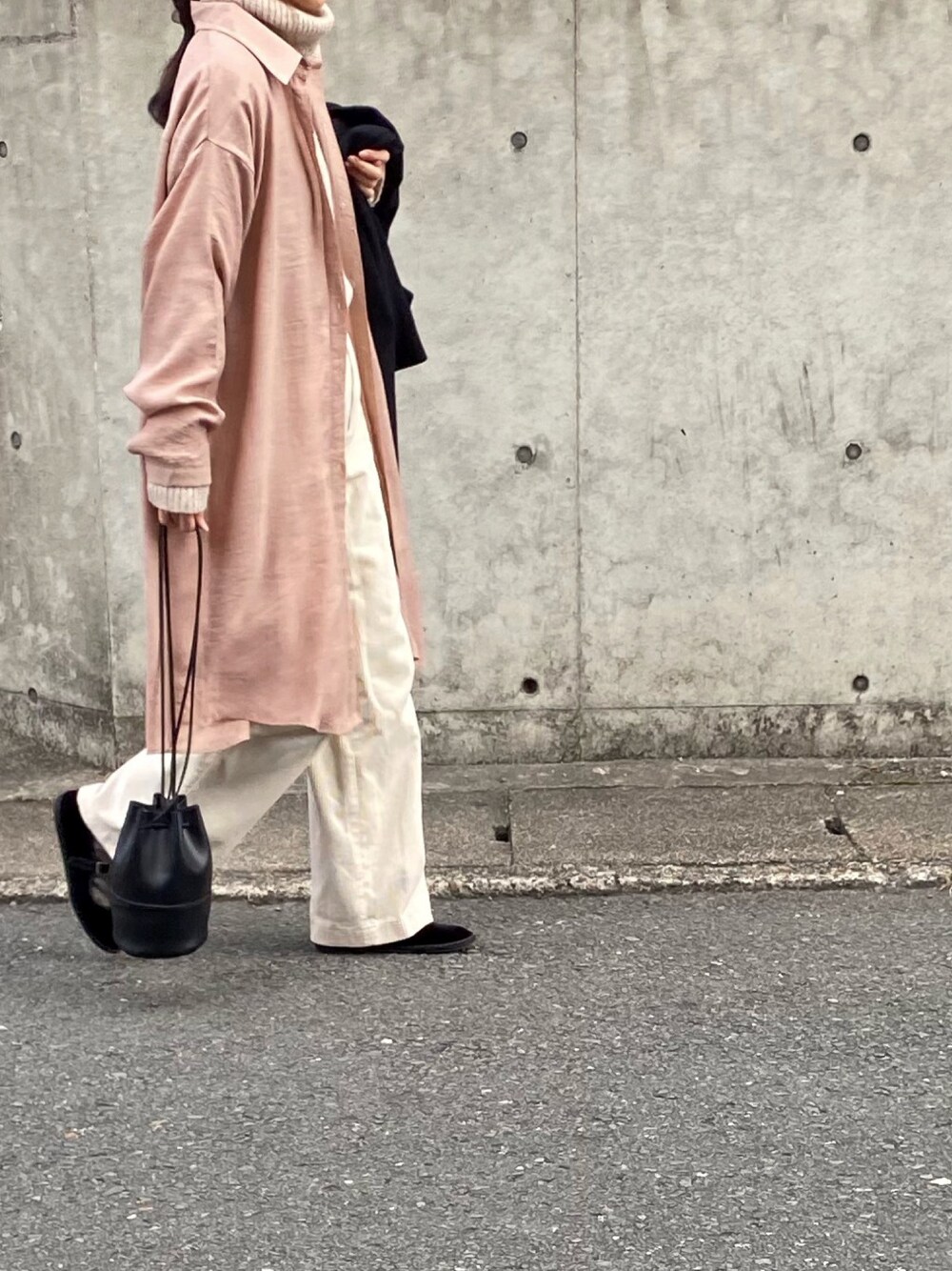「オトナカジュアル、UNIQLO、ベージュ、ピンク、ホワイト」｜「fifthのリネンライクロングシャツ（シャツ/ブラウス、ピンク系）」を使った、Chocorooさん（レディース・156cm）の冬コーディネートの1枚目の写真