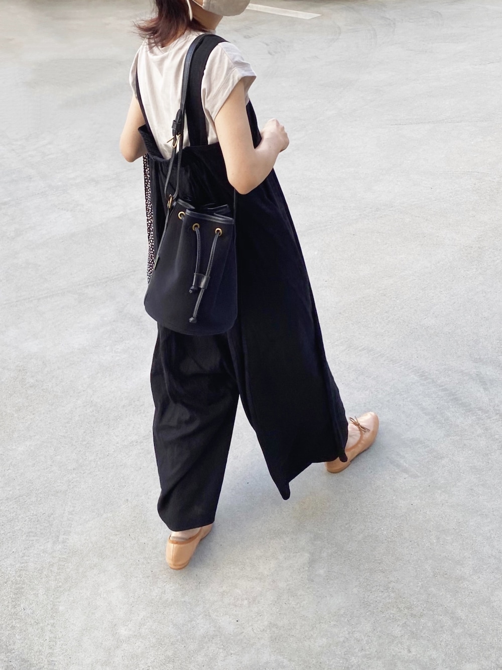 「ゆるコーデ、大人カジュアル、ゆったりシルエット、オトナカジュアル、シンプルコーデ」｜「SENSE OF PLACE by URBAN RESEARCHの【FUDGE 5月号掲載】オーガニックコットンフレンチスリーブTシャツ（Tシャツ/カットソー、ベージュ系）」を使った、Chocorooさん（レディース・156cm）の秋コーディネートの1枚目の写真