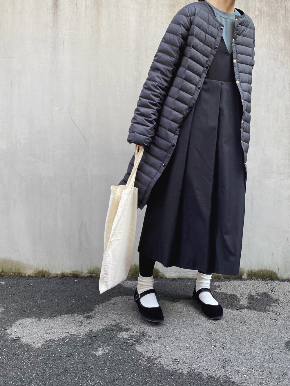 「秋コーデ、ワンピース、タイツ×靴下、オトナカジュアル、インナーダウン」｜「Traditional WeatherwearのARKLEY LONG DOWN PACKABLE（ダウンジャケット/コート、ブラック系）」を使った、Chocorooさん（レディース・156cm）の秋コーディネートの1枚目の写真