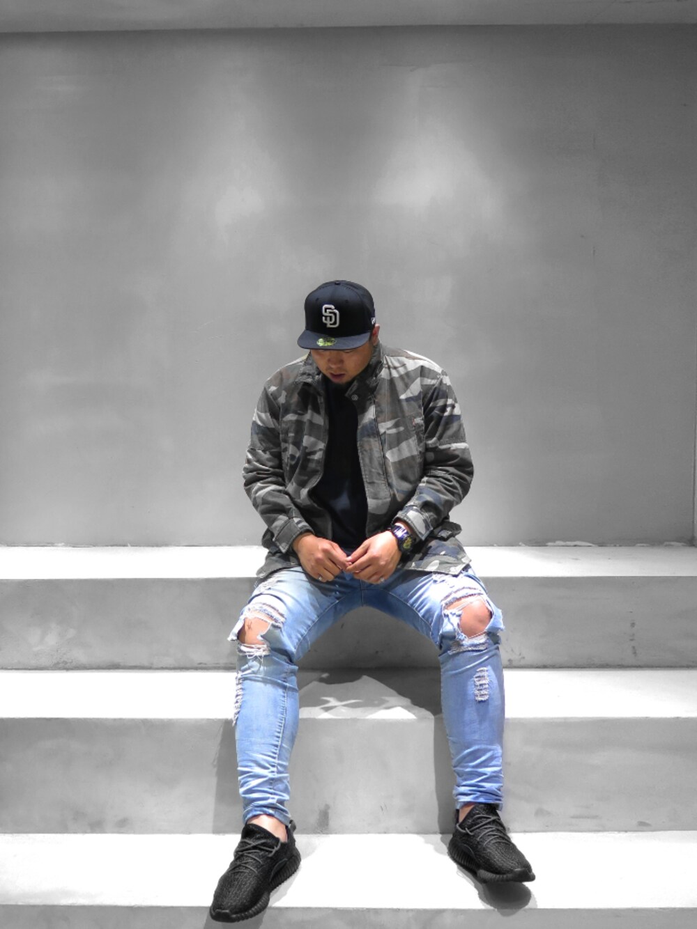「NEW ERA、ootd、daily look、camo、adidas、yeezy、VANS、Taiwan、Taichung」｜「PRO CLUB のPRO CLUB Basic T （Tシャツ/カットソー、ブラック系）」を使った、李大象さん（メンズ・183cm）の冬コーディネートの1枚目の写真