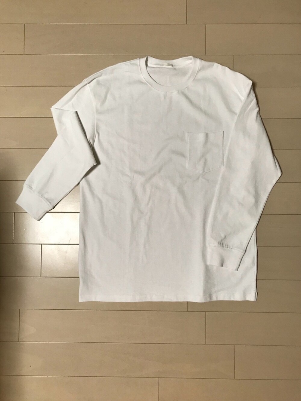 ホワイト系のTシャツ/カットソーを着用したメンズの秋コーディネートの1枚目の写真