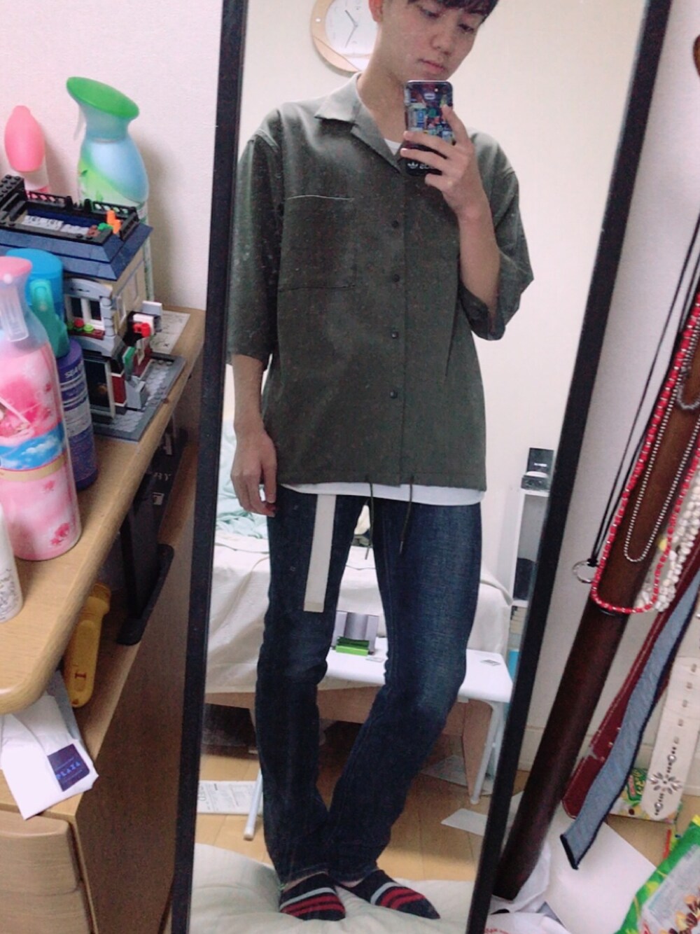 ブルー系のデニムパンツ、ホワイト系のタンクトップ、グリーン系のシャツ/ブラウスを着用したメンズの冬コーディネートの1枚目の写真