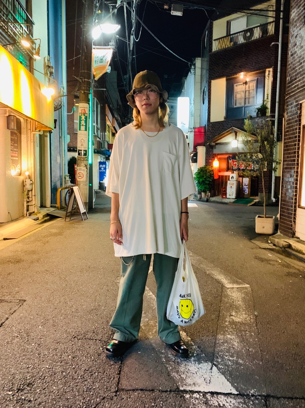 「夏だ！Tシャツ着よう！、ビッグシルエット、military pants、ミリタリーパンツ、チューリップハット、白Tシャツ、Hender Scheme、Dr.Martens、丸メガネ、seiyakawakami」｜「Hender Schemeのアイテム（ハット、グリーン系）」を使った、Seiya Kawakami.さん（メンズ・178cm）の夏コーディネートの1枚目の写真