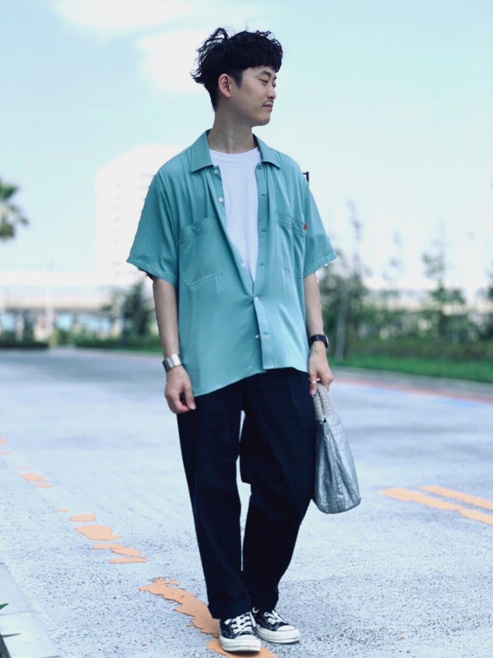 グリーン系のシャツ/ブラウス、ブルー系のチノパンツ、ホワイト系のTシャツ/カットソーを着用したメンズの夏コーディネートの1枚目の写真