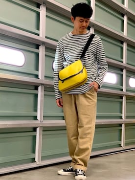 BRADYのショルダーバッグ（イエロー系）を使った人気ファッション 