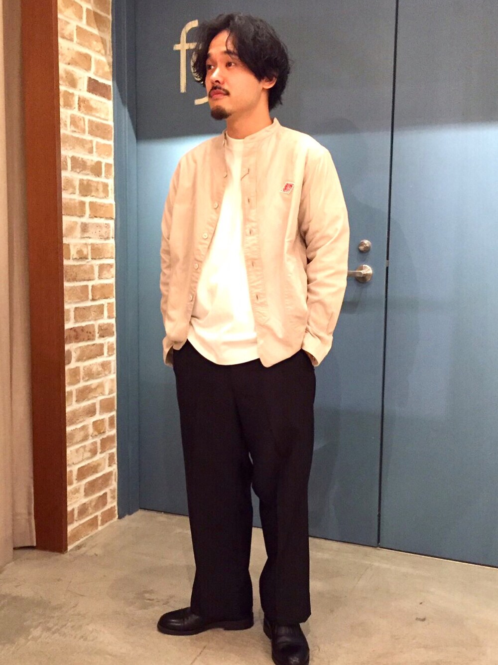 「シンプルコーデ、バンドカラー、ベージュコーデ、休日スタイル、大人カジュアル、Danton、gloster、FREDY&GLOSTER」｜「DANTONの【DANTON/ダントン】バンドカラーシャツ #JD-3607（シャツ/ブラウス、ベージュ系）」を使った、GLOSTER stylingさん（メンズ・165cm）の秋コーディネートの1枚目の写真
